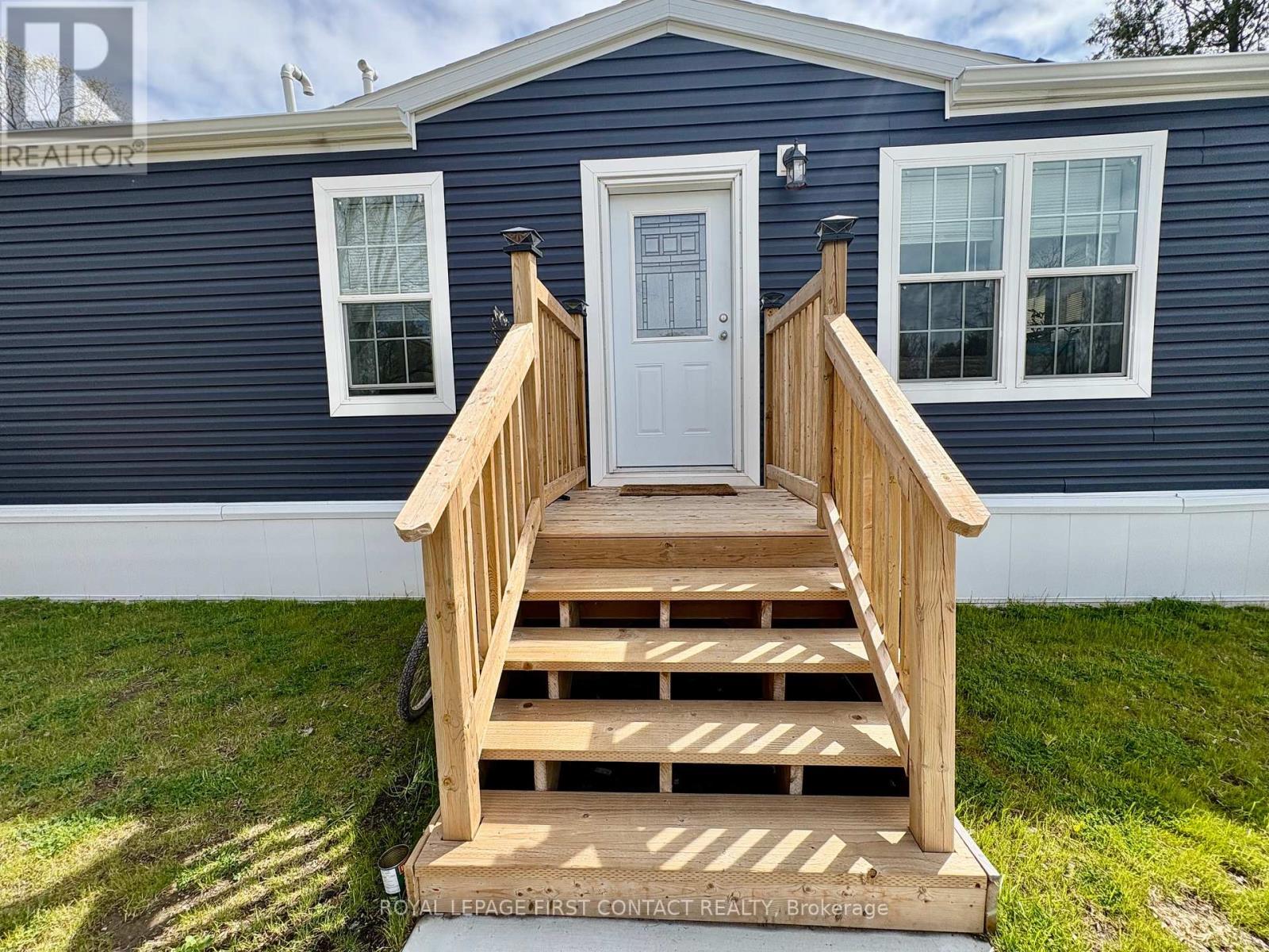 












40 SHAMROCK CRESCENT

,
Essa,




Ontario
L3W0A5

