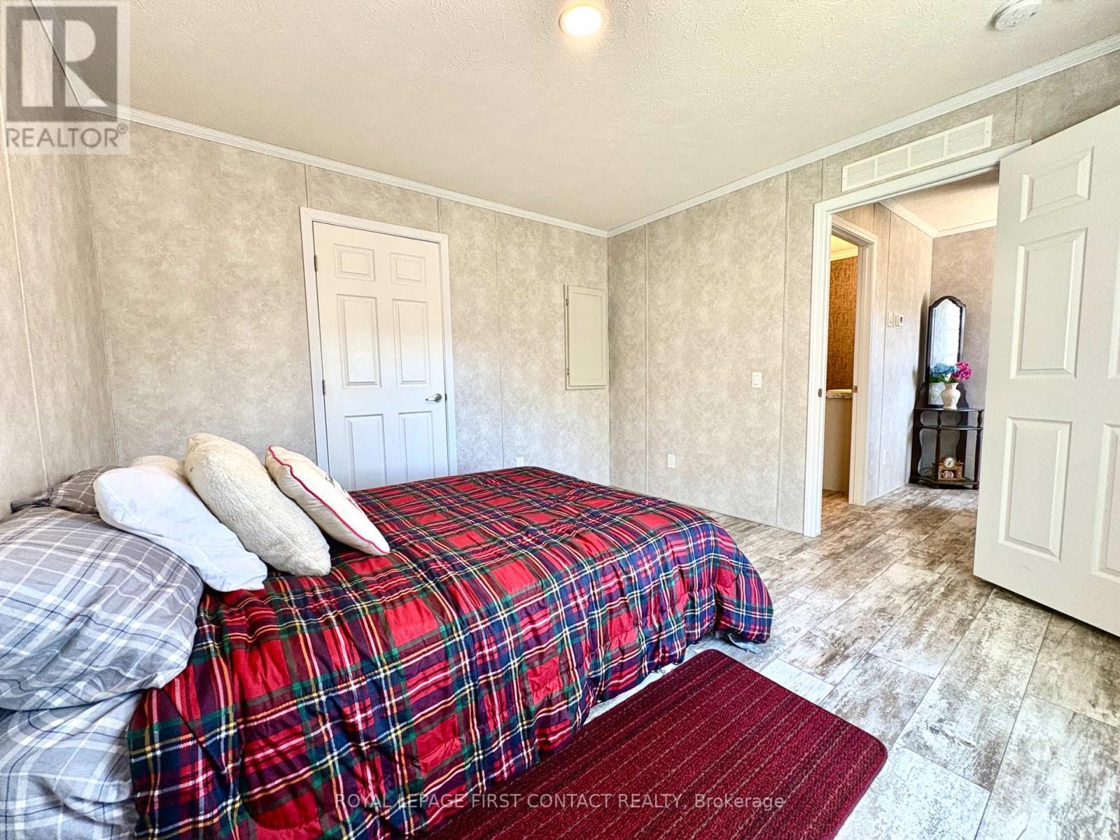 












40 SHAMROCK CRESCENT

,
Essa,




Ontario
L3W0A5

