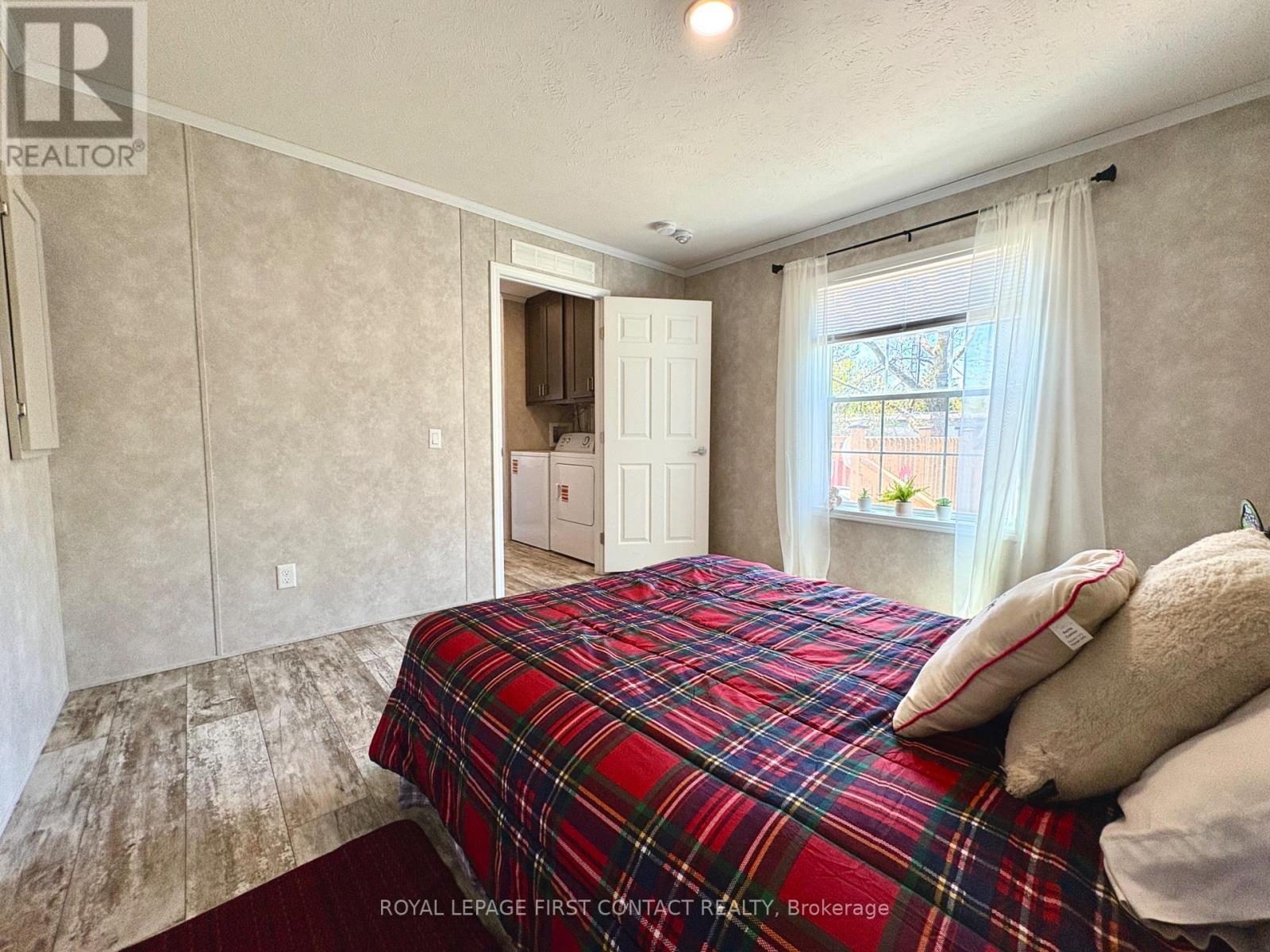 












40 SHAMROCK CRESCENT

,
Essa,




Ontario
L3W0A5

