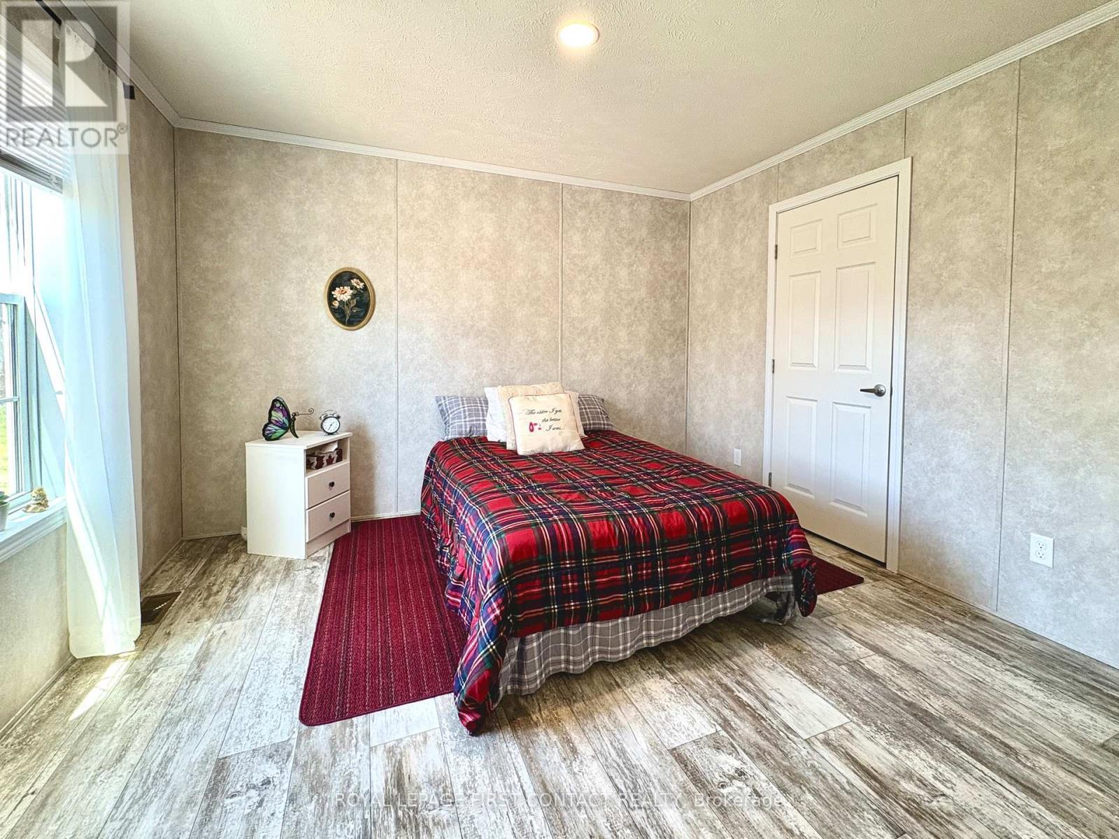 












40 SHAMROCK CRESCENT

,
Essa,




Ontario
L3W0A5

