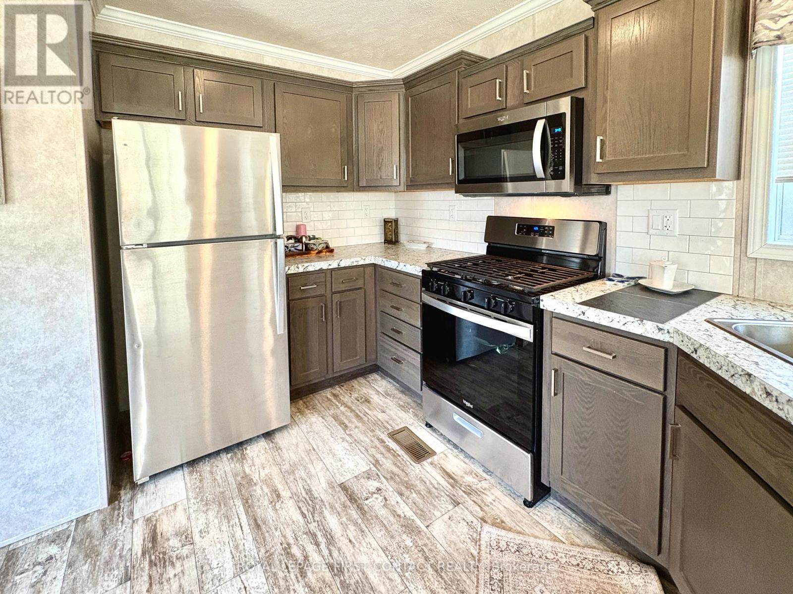 












40 SHAMROCK CRESCENT

,
Essa,




Ontario
L3W0A5

