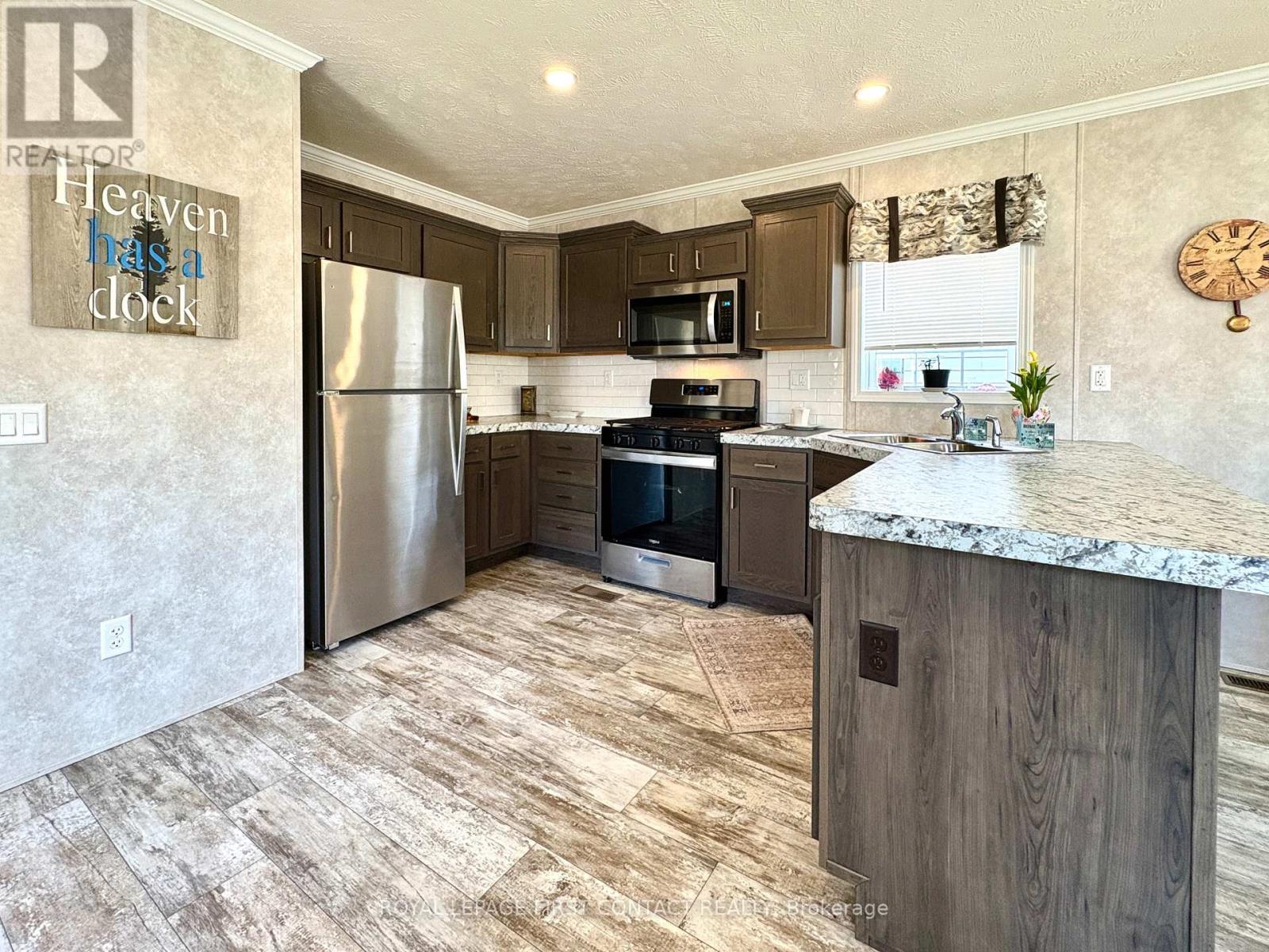 












40 SHAMROCK CRESCENT

,
Essa,




Ontario
L3W0A5

