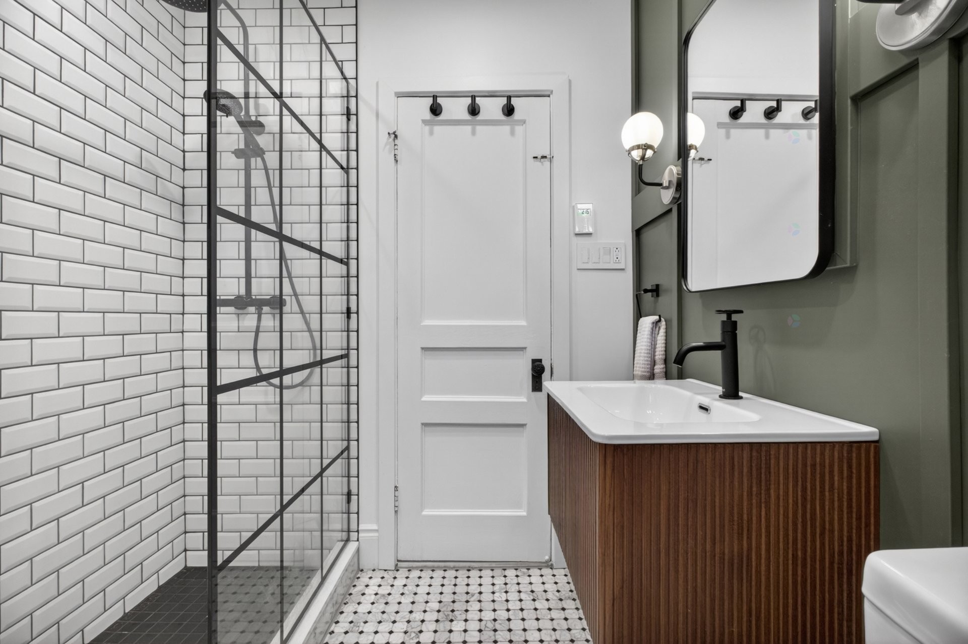 









345


Av. Westminster N.

,
Montréal-Ouest,




QC
H4X1Z8

