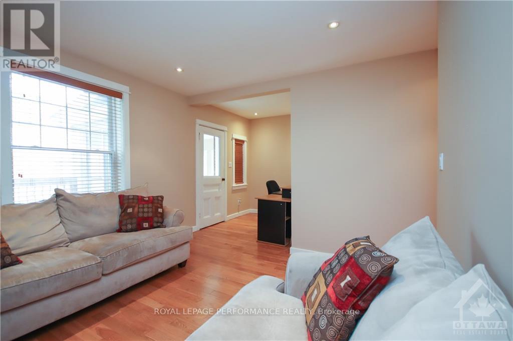 












2 - 736 COOPER STREET W

,
Ottawa,




Ontario
K1R5J6

