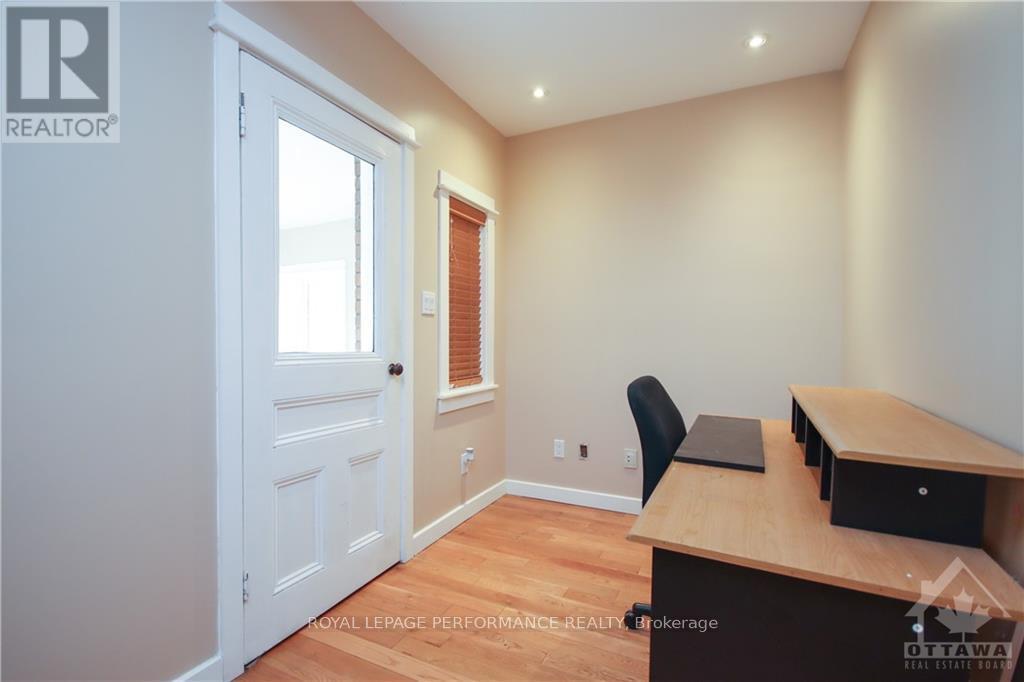 












2 - 736 COOPER STREET W

,
Ottawa,




Ontario
K1R5J6

