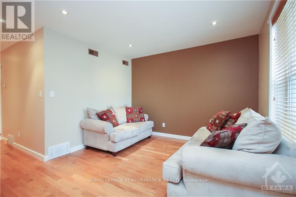












2 - 736 COOPER STREET W

,
Ottawa,




Ontario
K1R5J6

