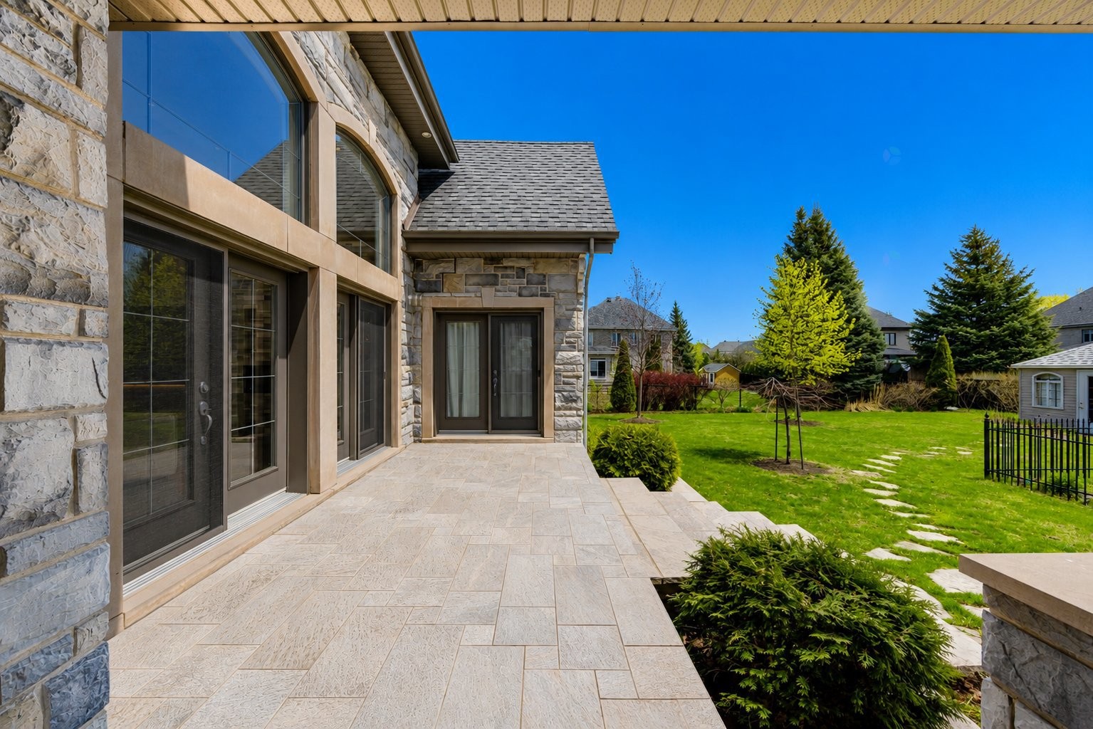 









3840


Rue Leningrad

,
Brossard,




QC
J4Y3J6

