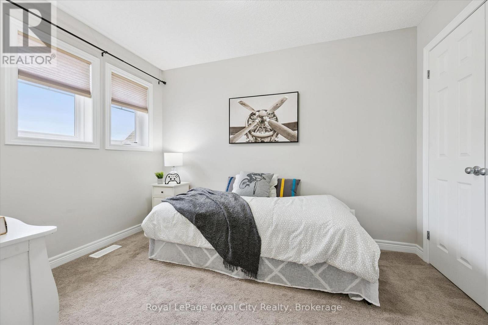 












5 SANDYBAY AVENUE

,
Kitchener,




Ontario
N2A0H7

