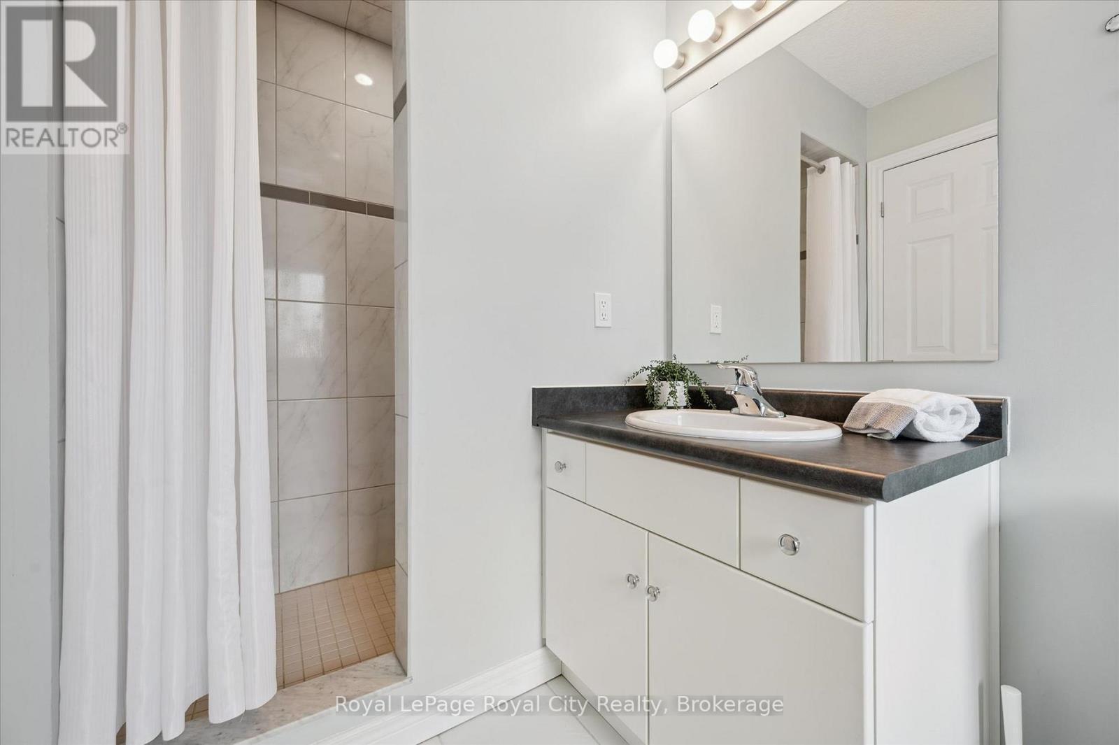 












5 SANDYBAY AVENUE

,
Kitchener,




Ontario
N2A0H7

