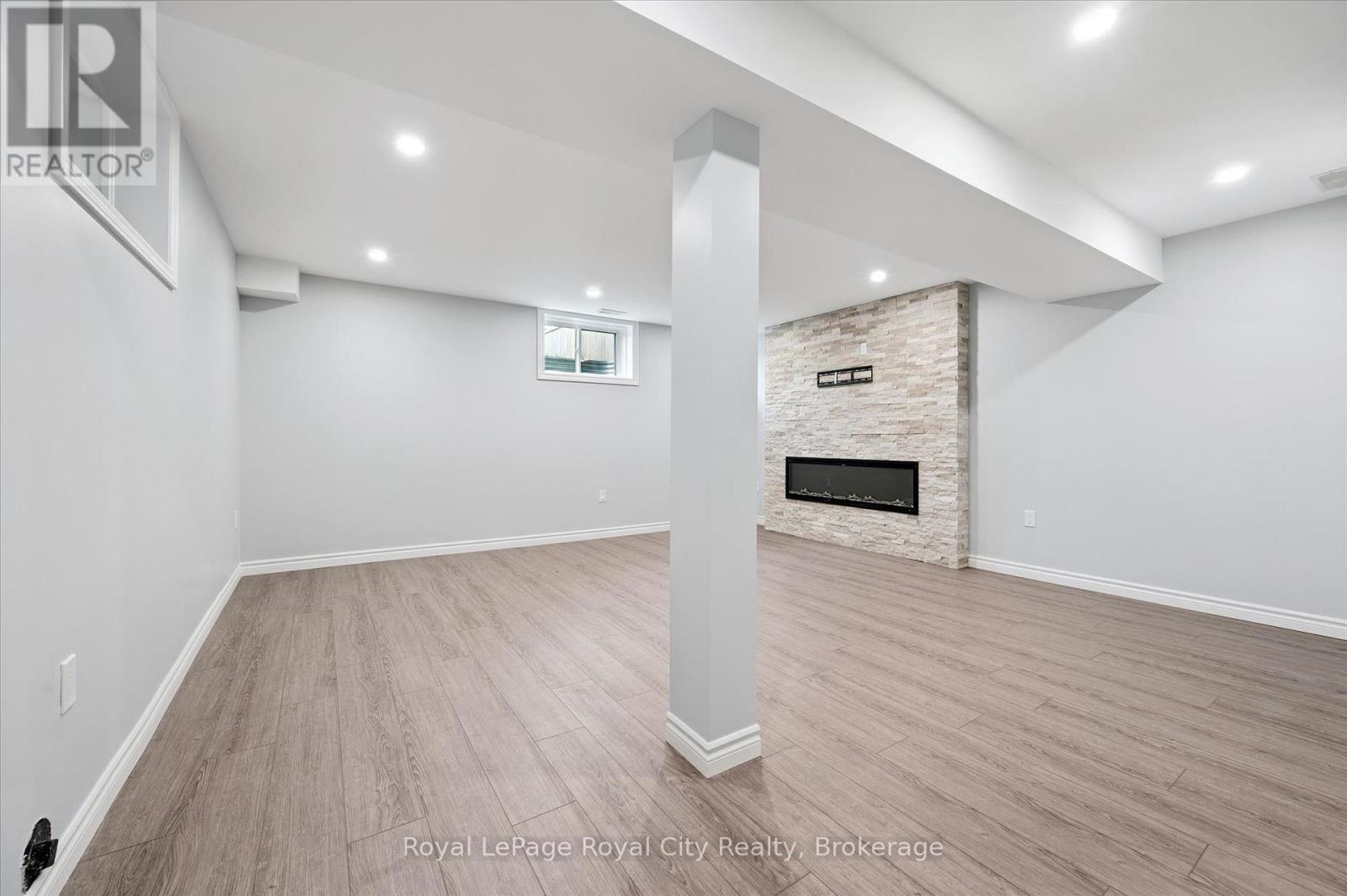












5 SANDYBAY AVENUE

,
Kitchener,




Ontario
N2A0H7

