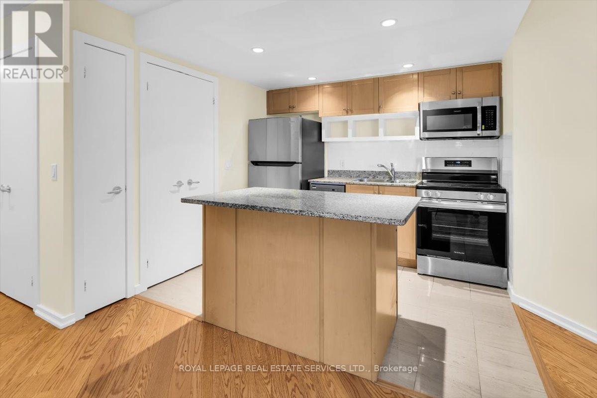 












1104 - 208 QUEENS QUAY W

,
Toronto,




Ontario
M5J2Y5

