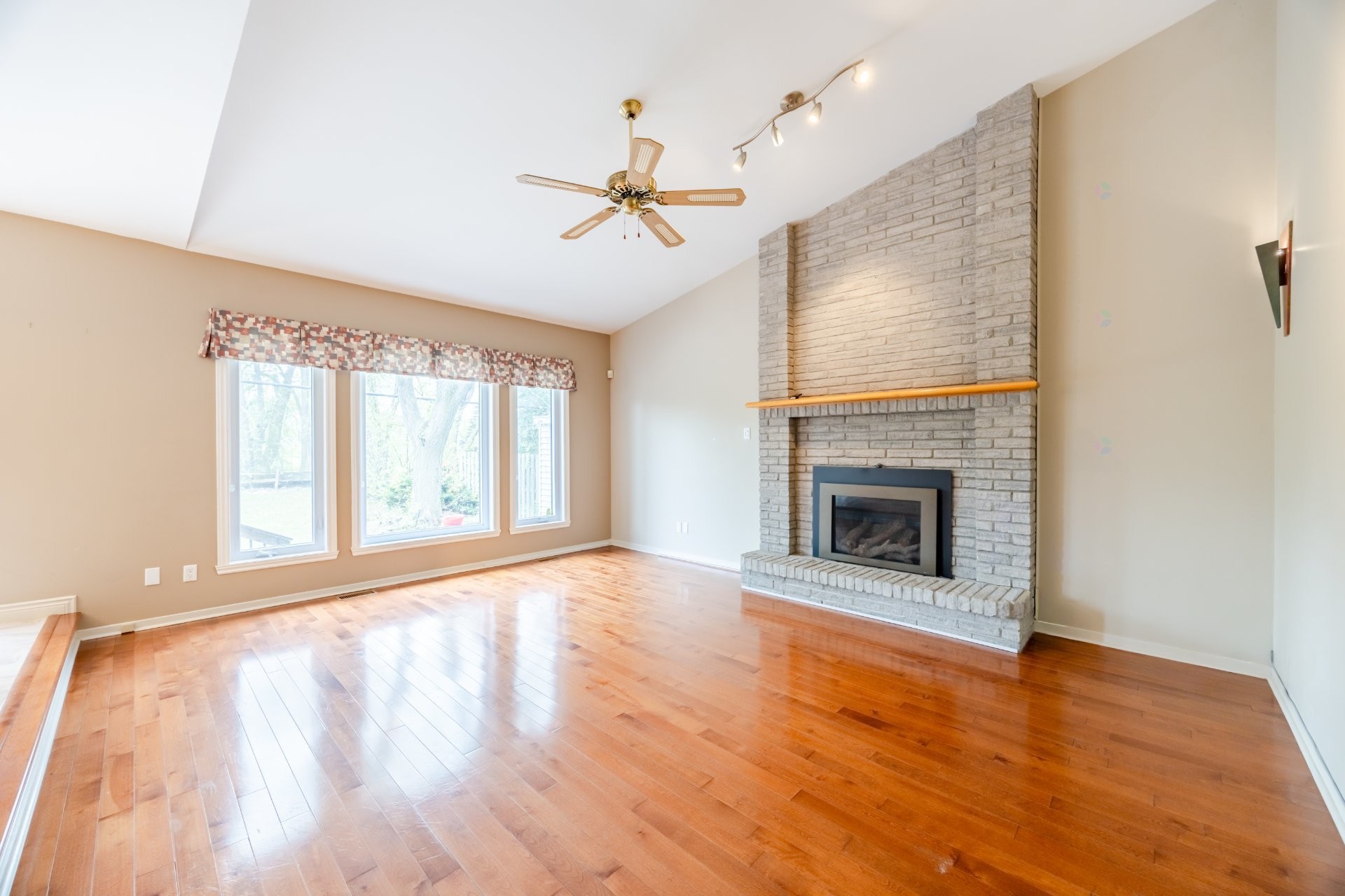 









218


Rue du Niagara

,
Kirkland,




QC
H9J3W7

