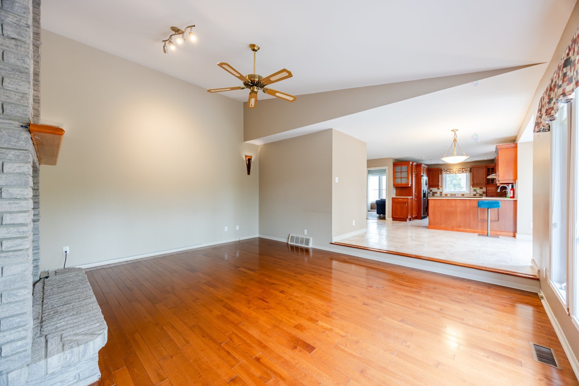 









218


Rue du Niagara

,
Kirkland,




QC
H9J3W7

