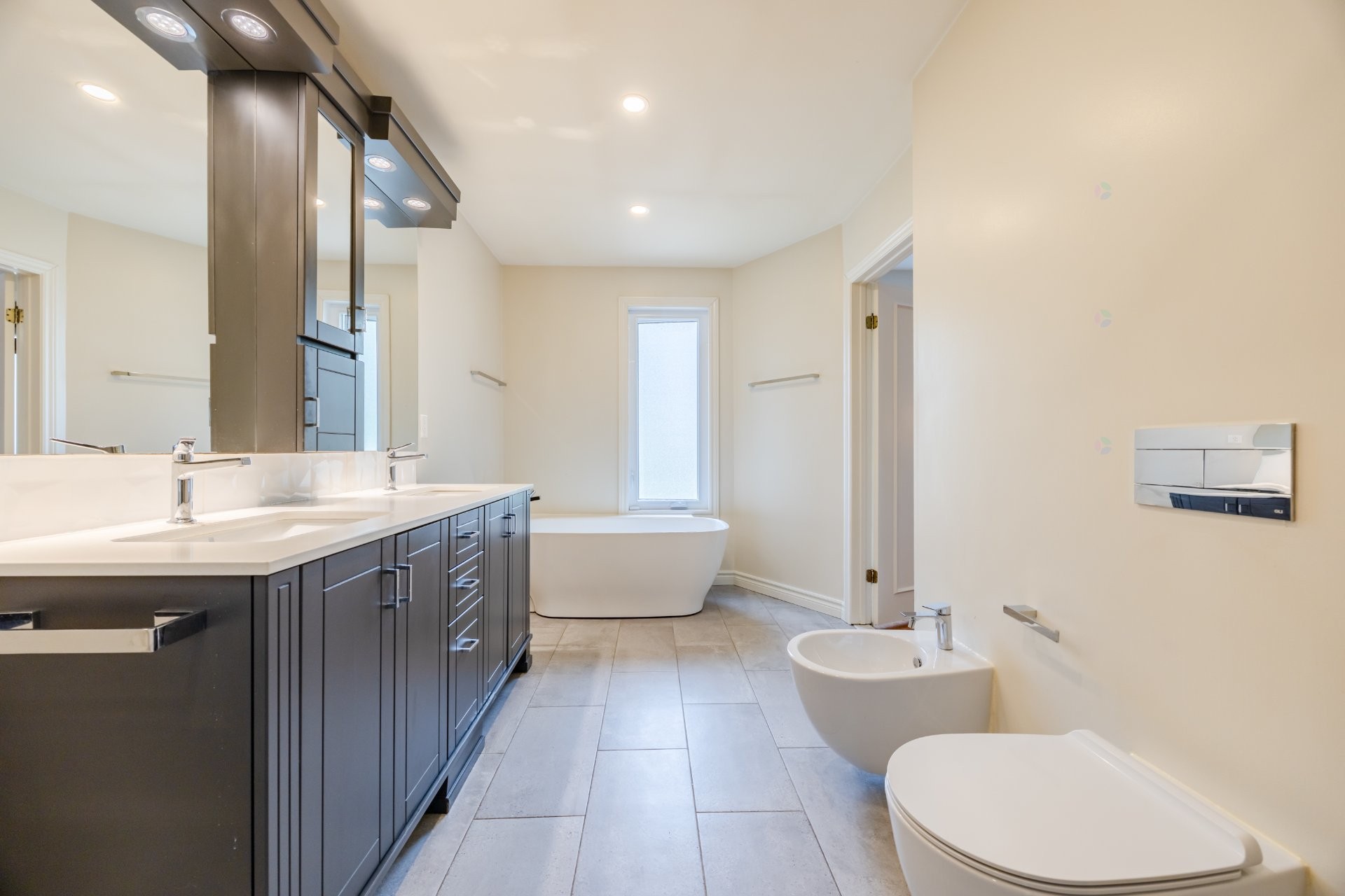 









218


Rue du Niagara

,
Kirkland,




QC
H9J3W7

