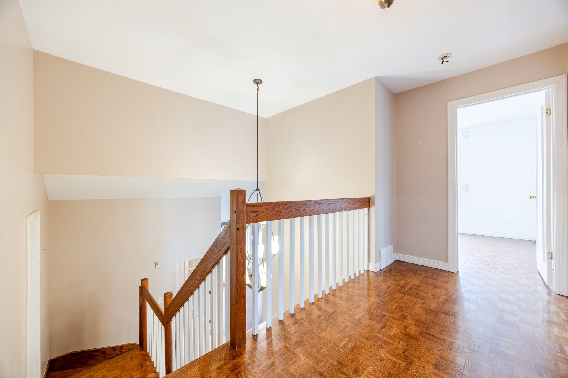 









218


Rue du Niagara

,
Kirkland,




QC
H9J3W7

