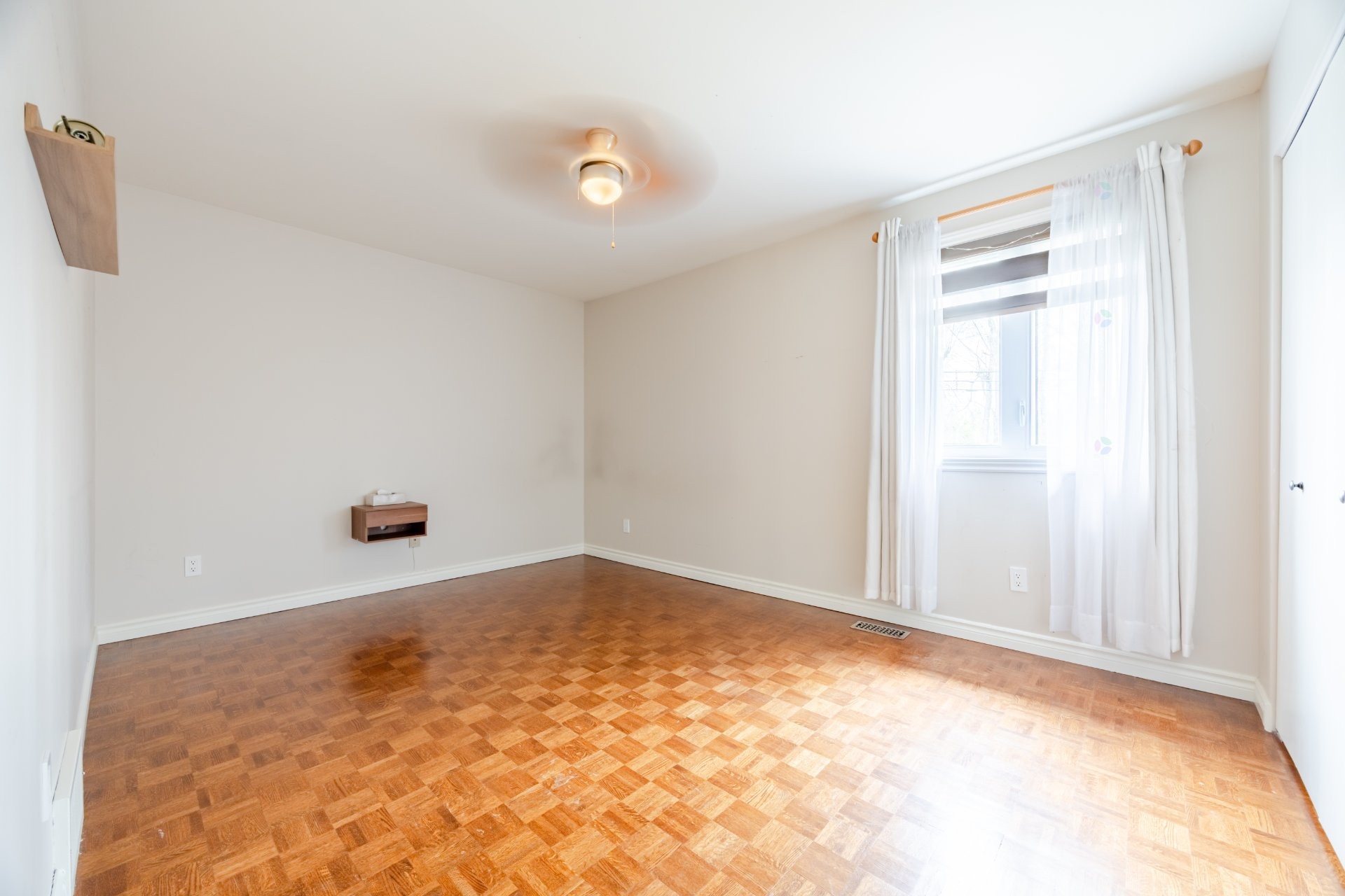 









218


Rue du Niagara

,
Kirkland,




QC
H9J3W7

