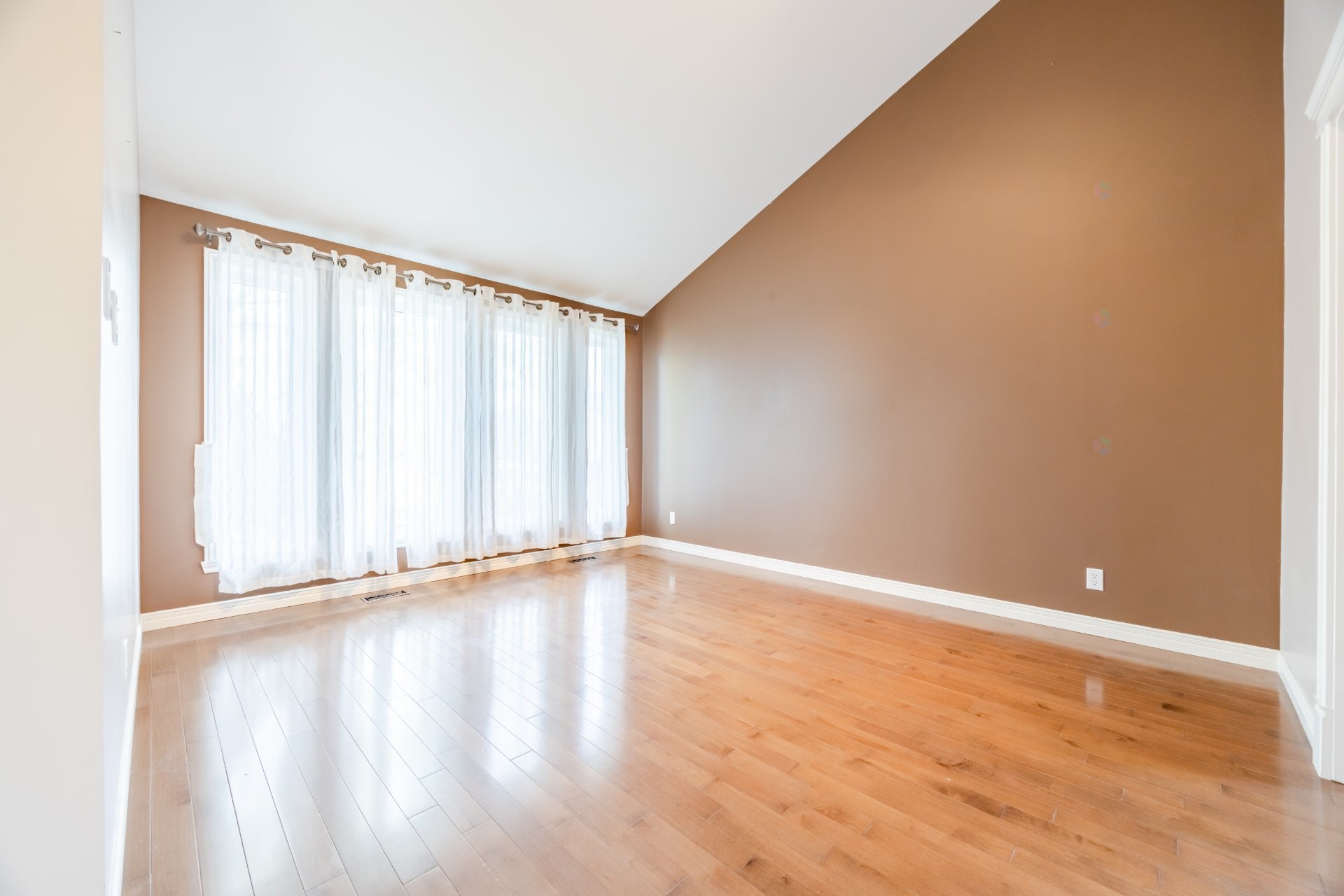 









218


Rue du Niagara

,
Kirkland,




QC
H9J3W7

