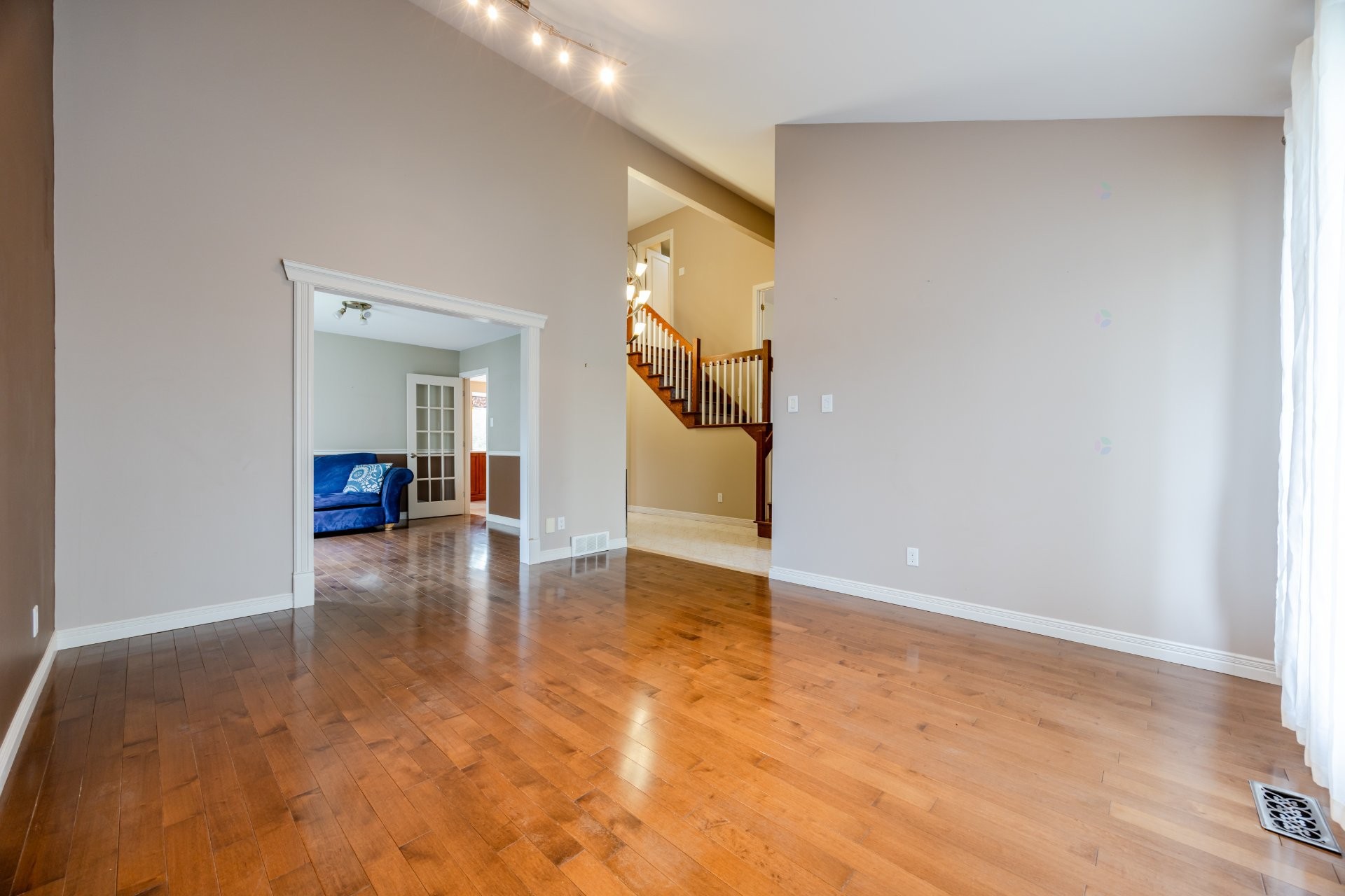 









218


Rue du Niagara

,
Kirkland,




QC
H9J3W7

