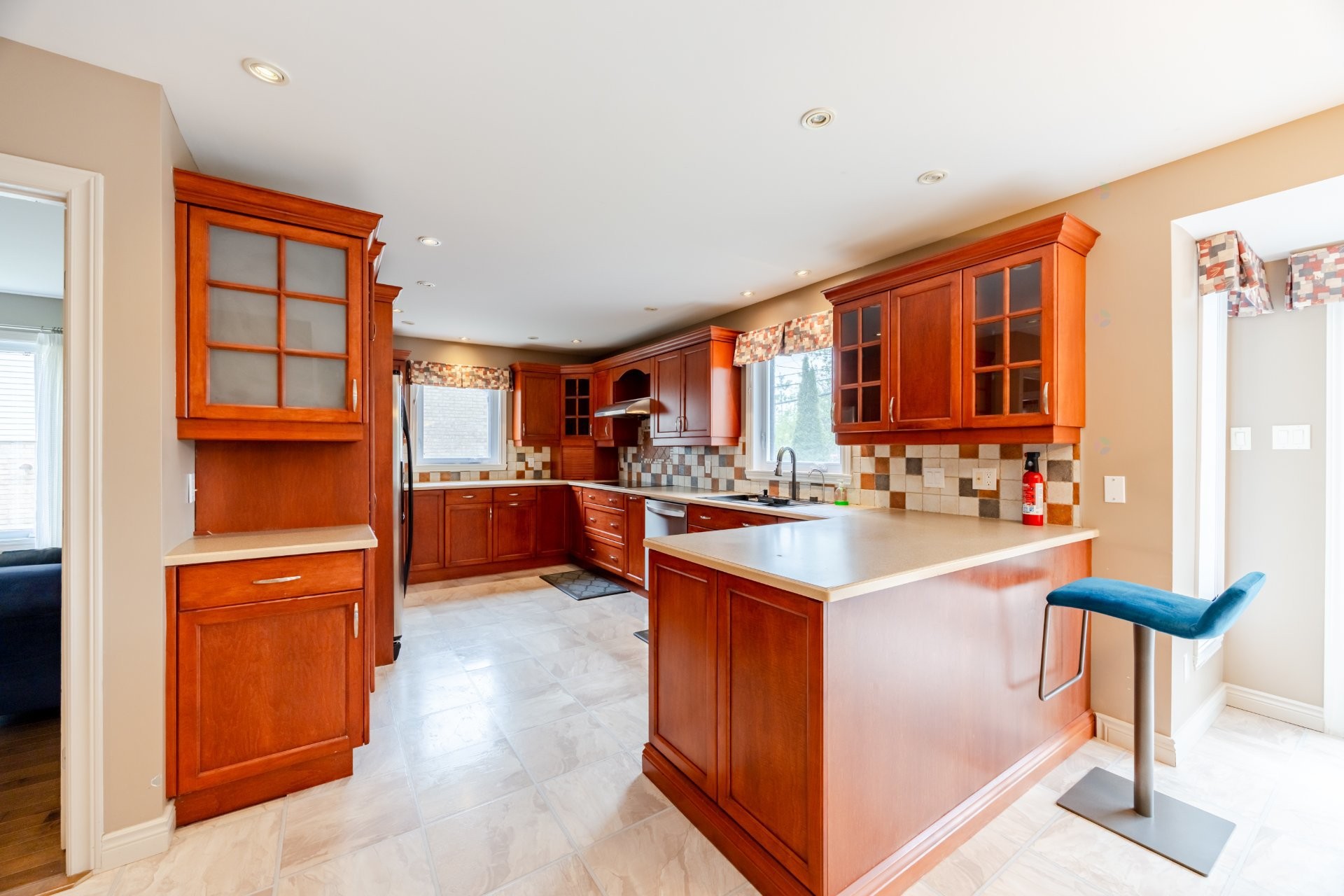 









218


Rue du Niagara

,
Kirkland,




QC
H9J3W7


