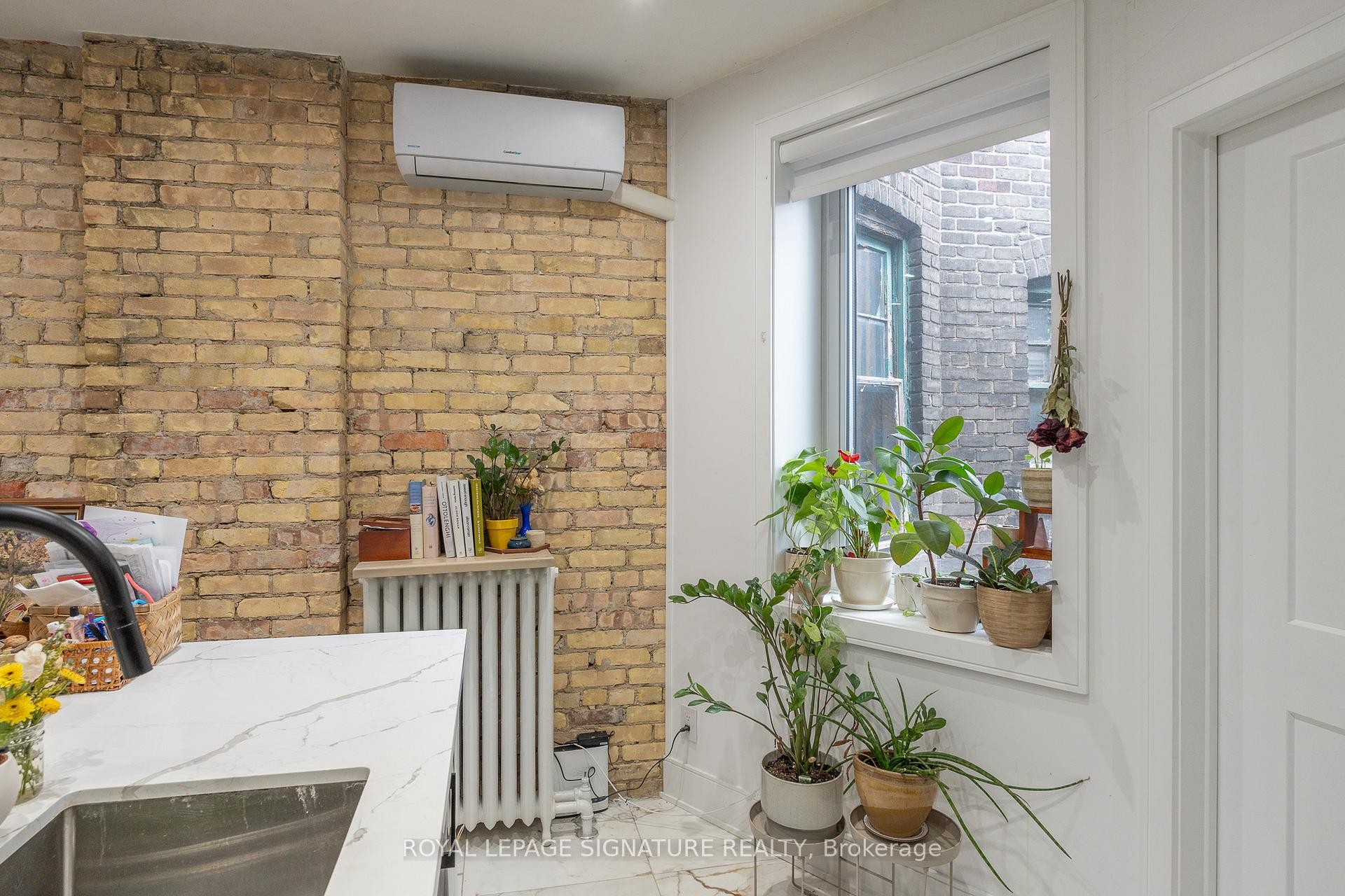 









2090


Dundas

Street West, 1A,
Toronto,




ON
M6R 1W9

