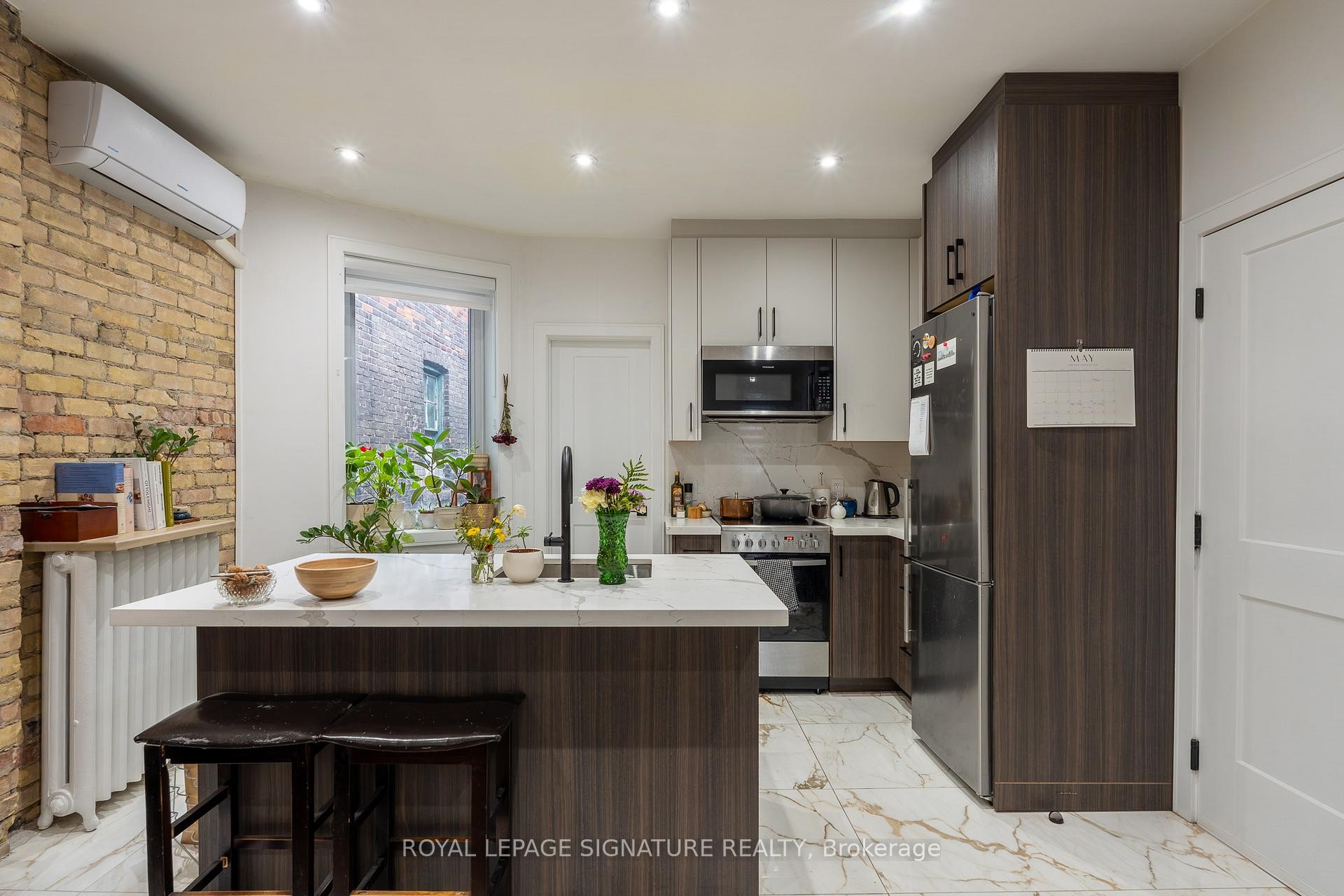 









2090


Dundas

Street West, 1A,
Toronto,




ON
M6R 1W9

