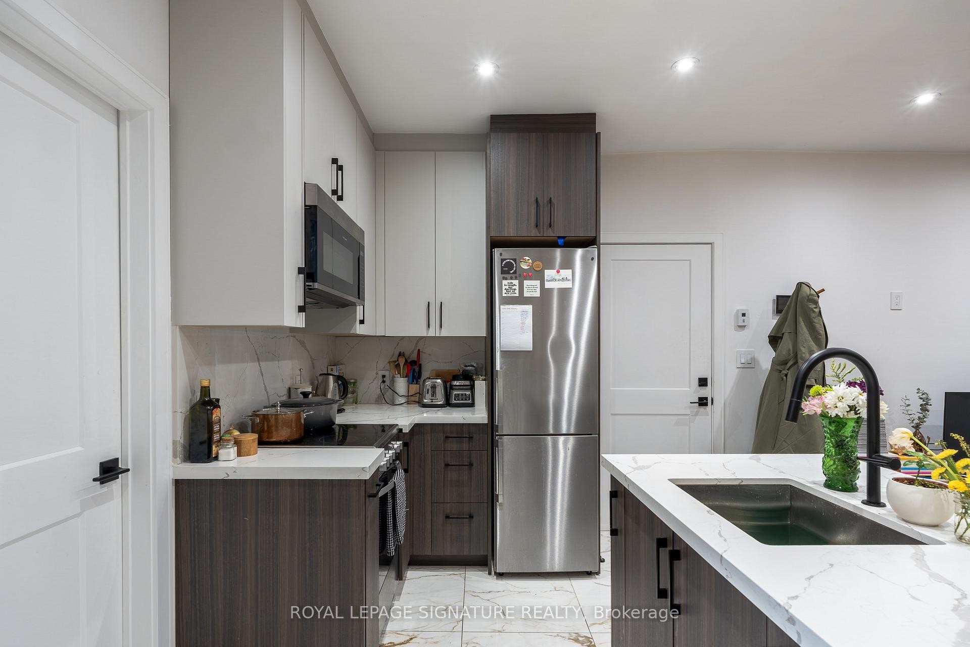 









2090


Dundas

Street West, 1A,
Toronto,




ON
M6R 1W9

