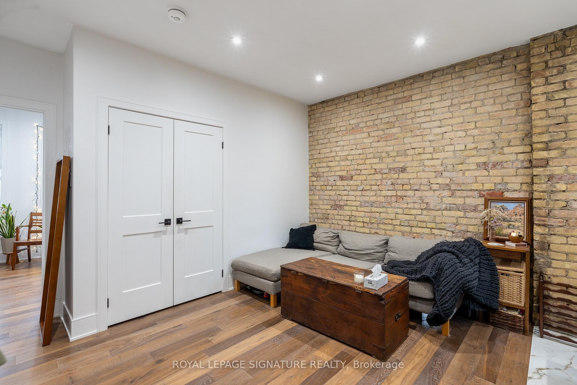 









2090


Dundas

Street West, 1A,
Toronto,




ON
M6R 1W9

