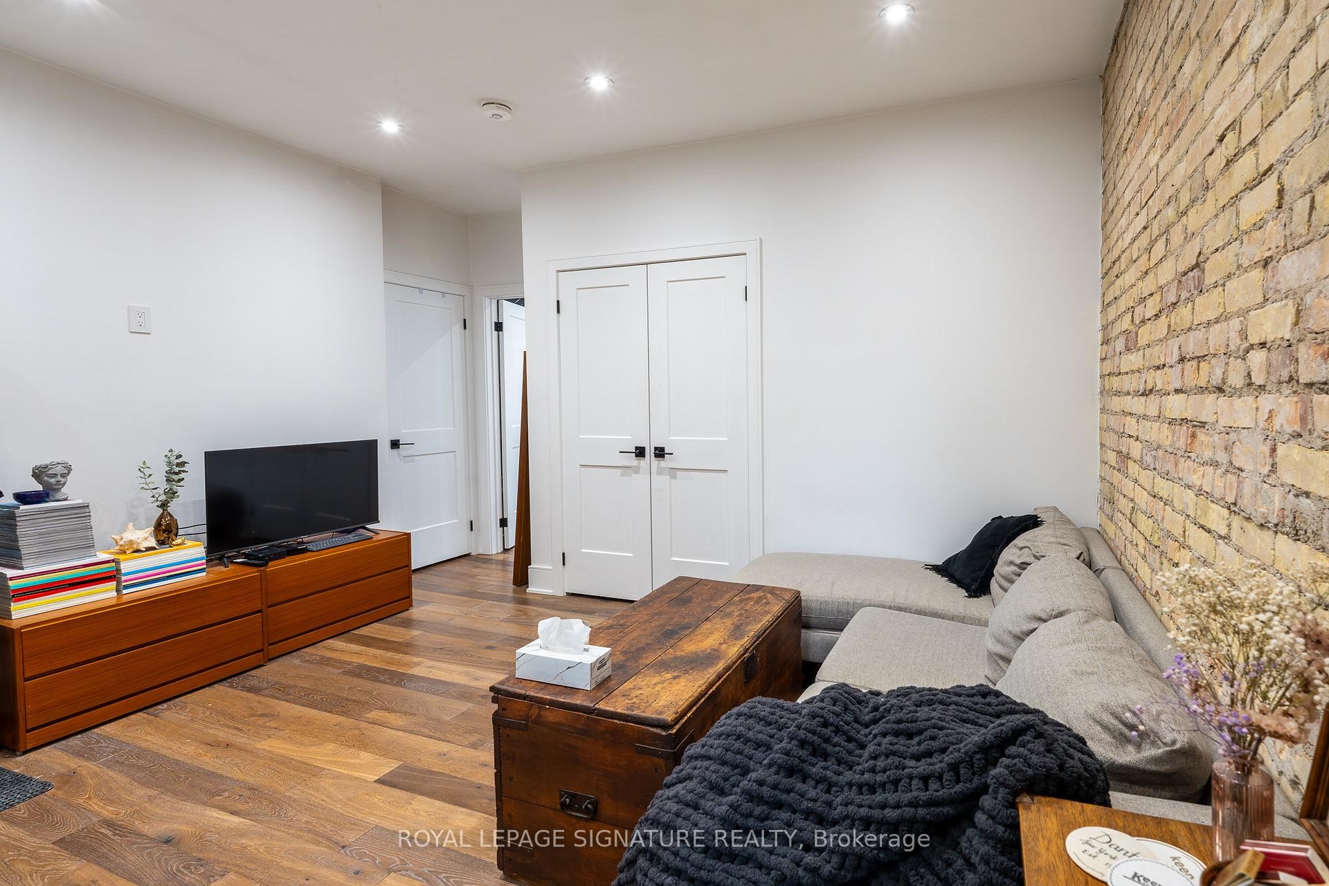 









2090


Dundas

Street West, 1A,
Toronto,




ON
M6R 1W9

