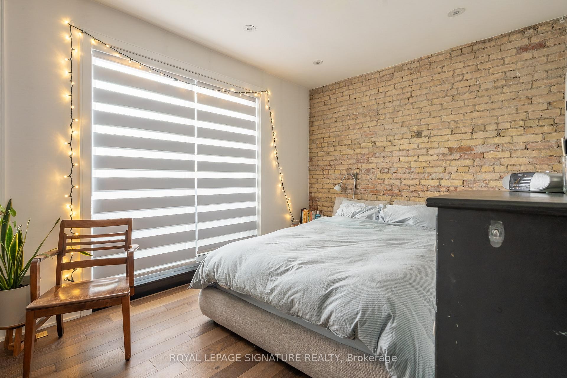 









2090


Dundas

Street West, 1A,
Toronto,




ON
M6R 1W9

