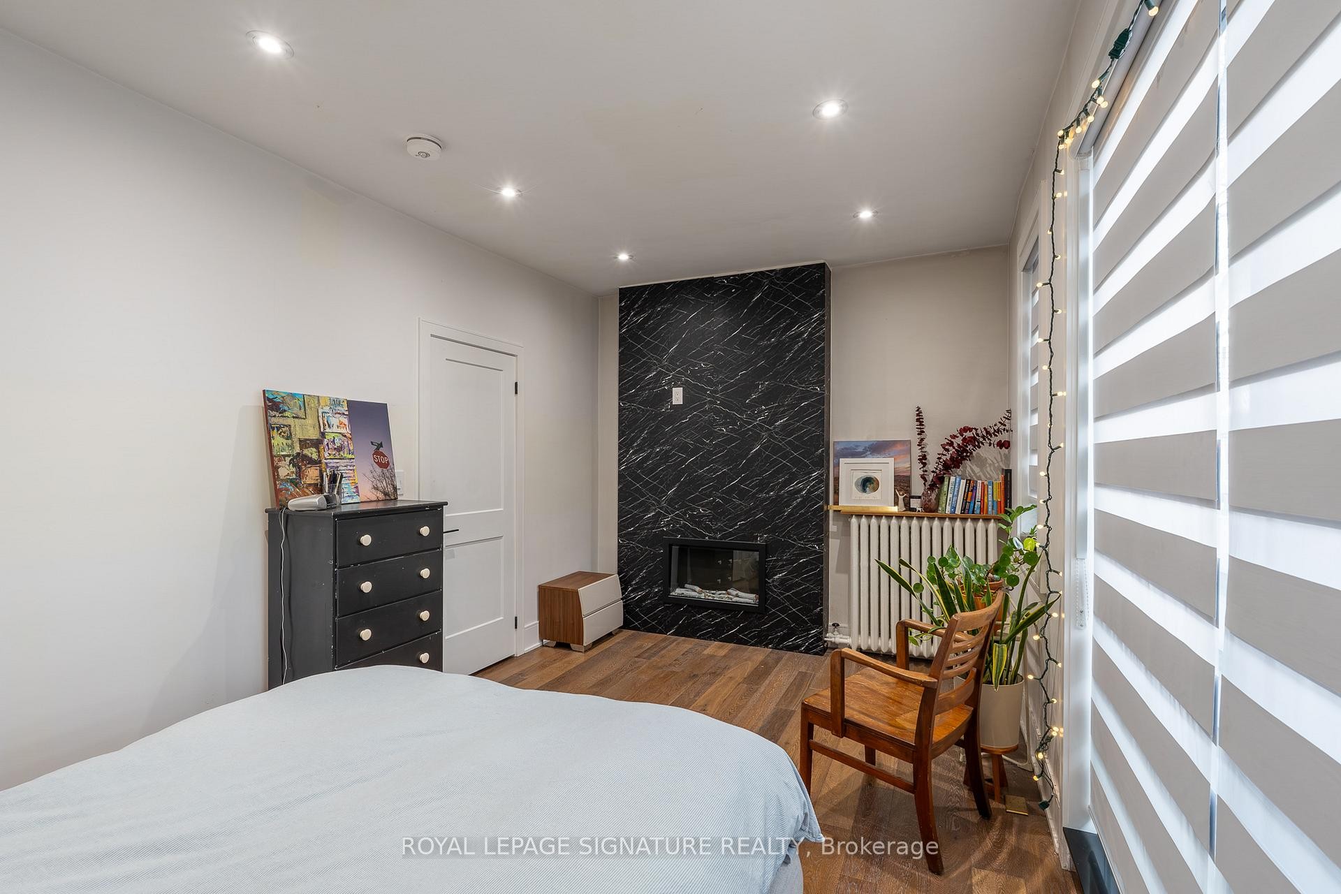 









2090


Dundas

Street West, 1A,
Toronto,




ON
M6R 1W9


