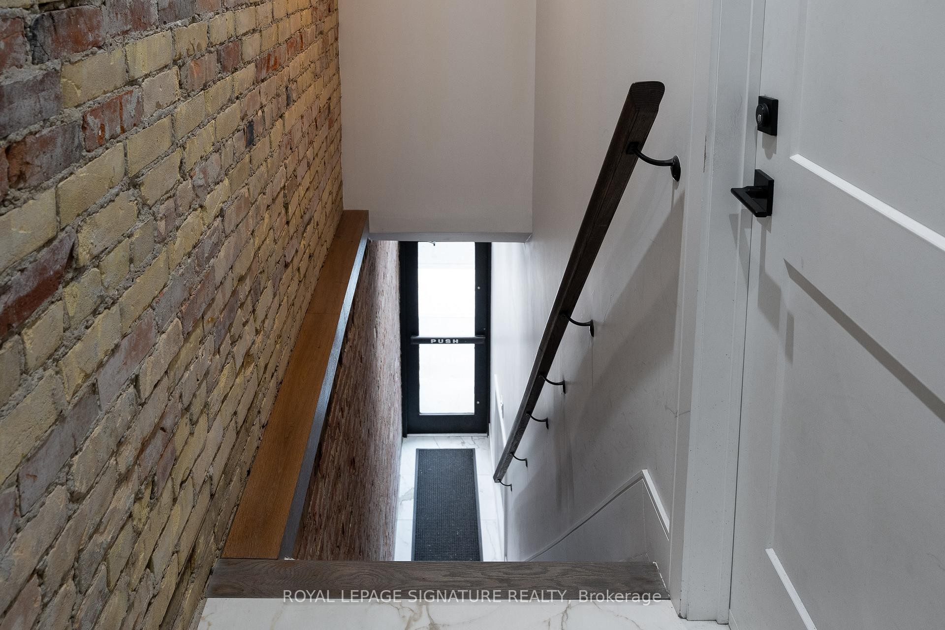 









2090


Dundas

Street West, 1A,
Toronto,




ON
M6R 1W9


