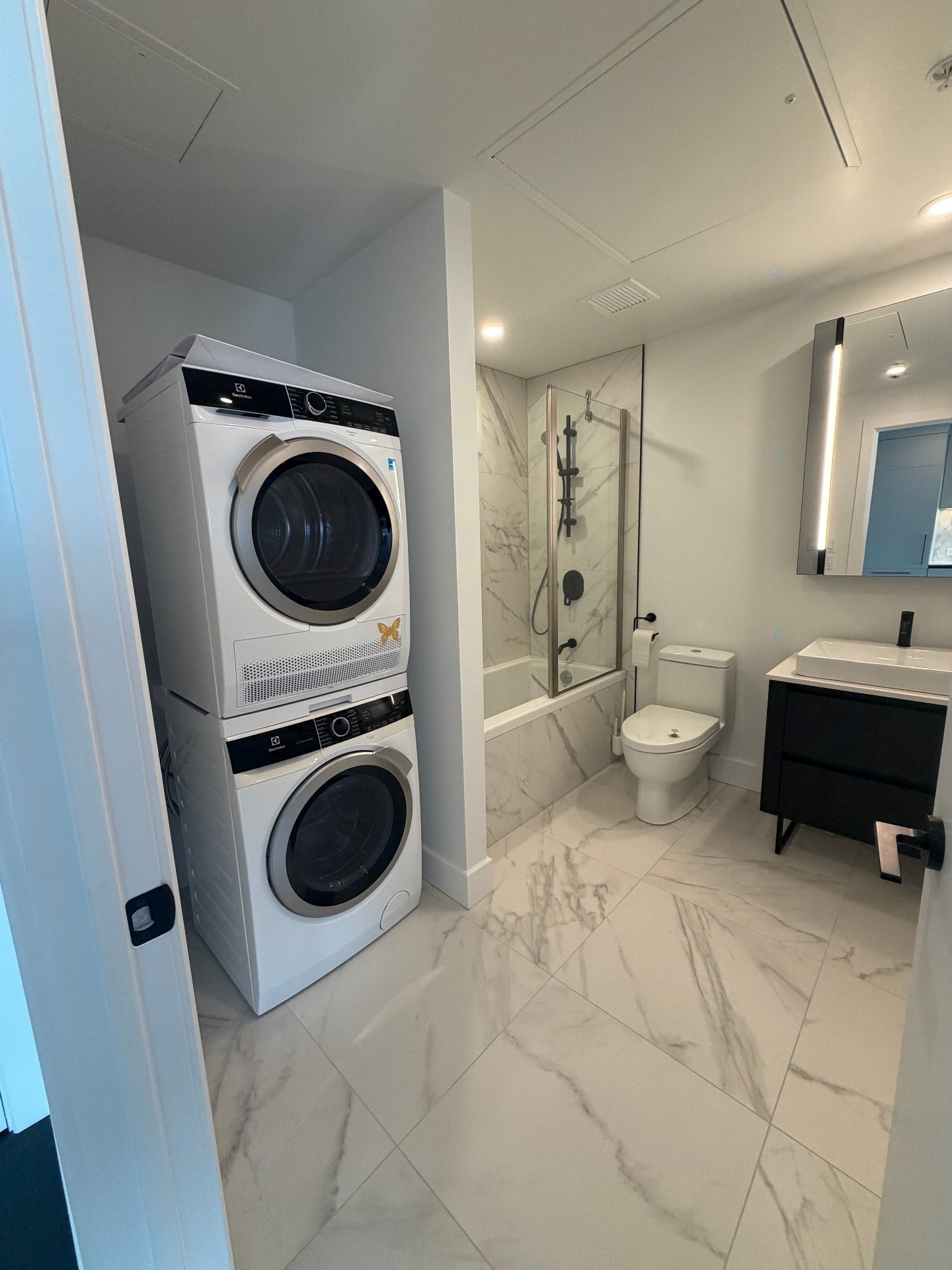 









720


Rue St-Jacques

, 2106,
Montréal (Ville-Marie),




QC
H3C1A1

