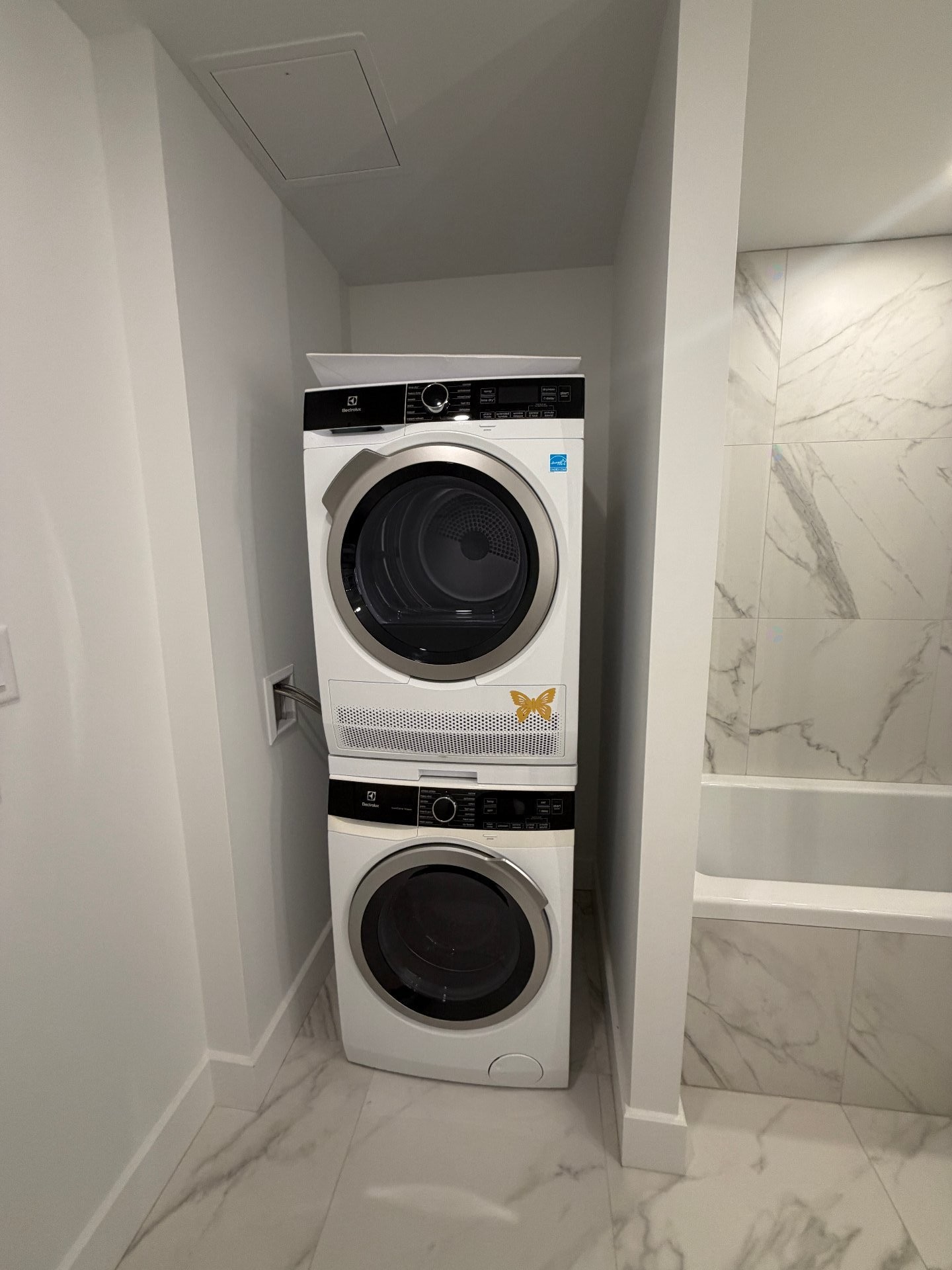 









720


Rue St-Jacques

, 2106,
Montréal (Ville-Marie),




QC
H3C1A1

