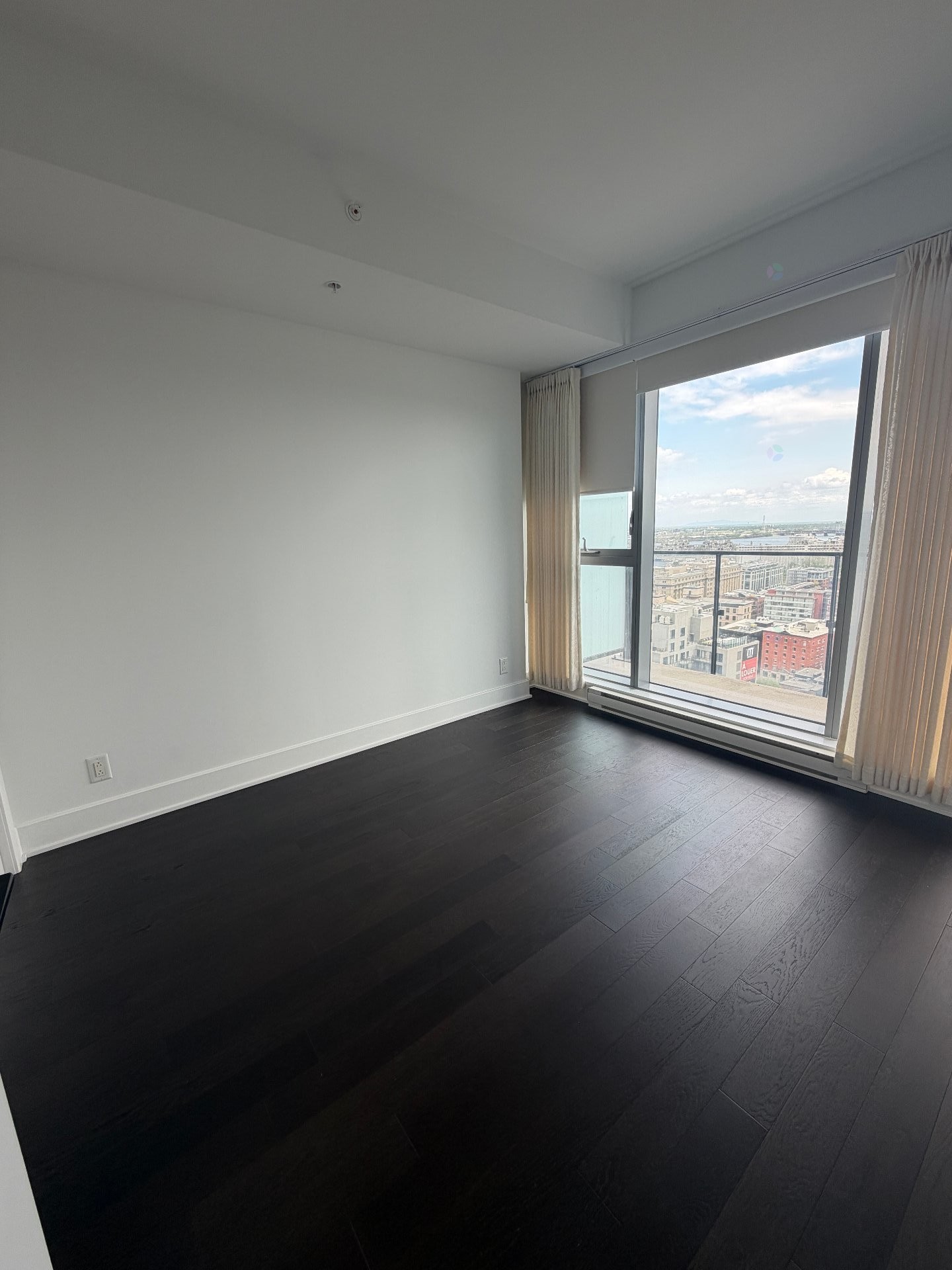 









720


Rue St-Jacques

, 2106,
Montréal (Ville-Marie),




QC
H3C1A1

