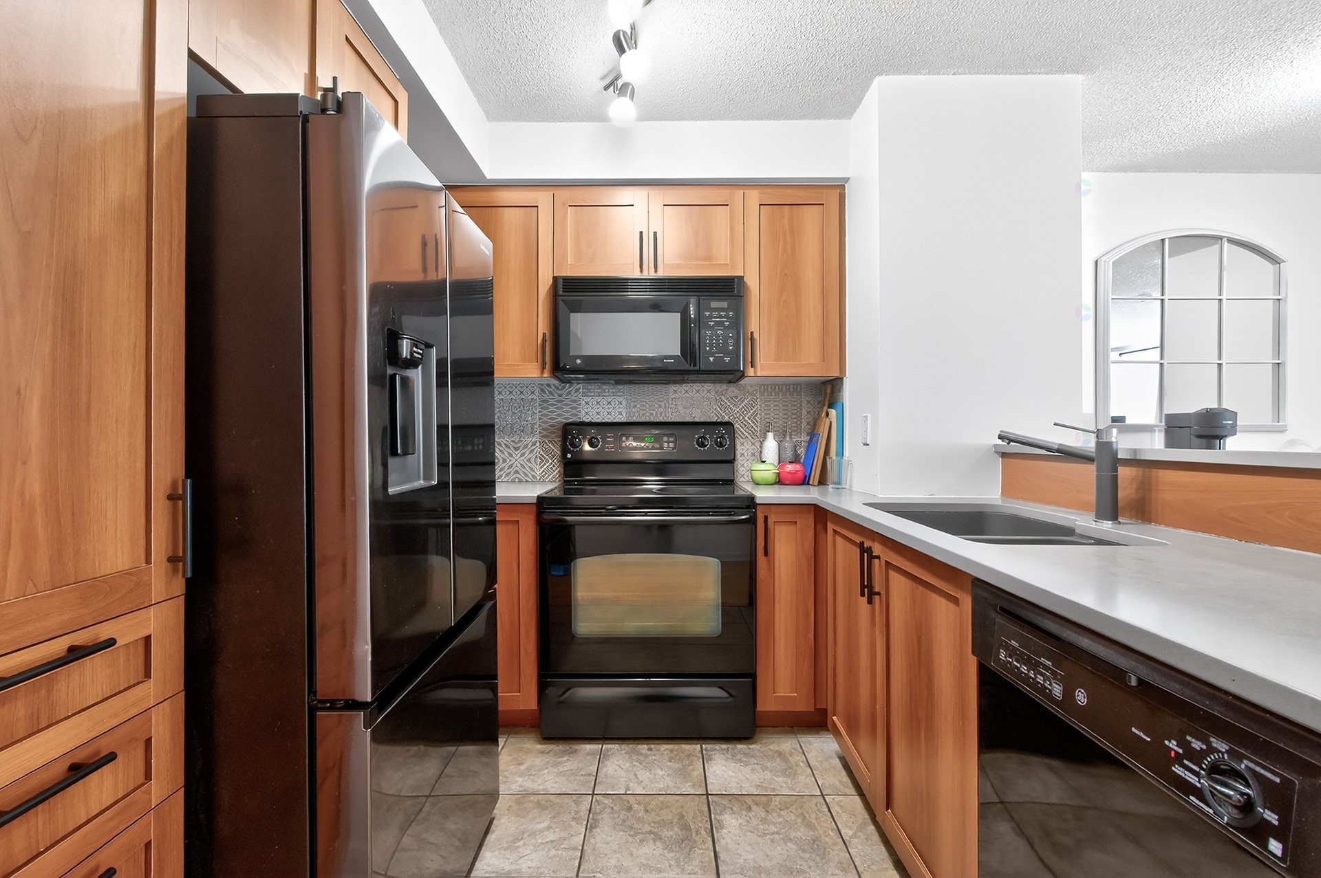 









1280


Rue St-Jacques

, 805,
Montréal (Ville-Marie),




QC
H3C0G1

