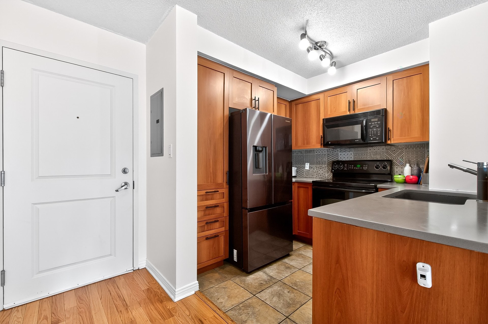 









1280


Rue St-Jacques

, 805,
Montréal (Ville-Marie),




QC
H3C0G1

