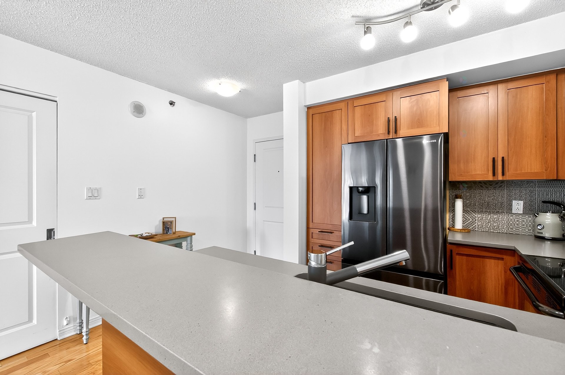 









1280


Rue St-Jacques

, 805,
Montréal (Ville-Marie),




QC
H3C0G1

