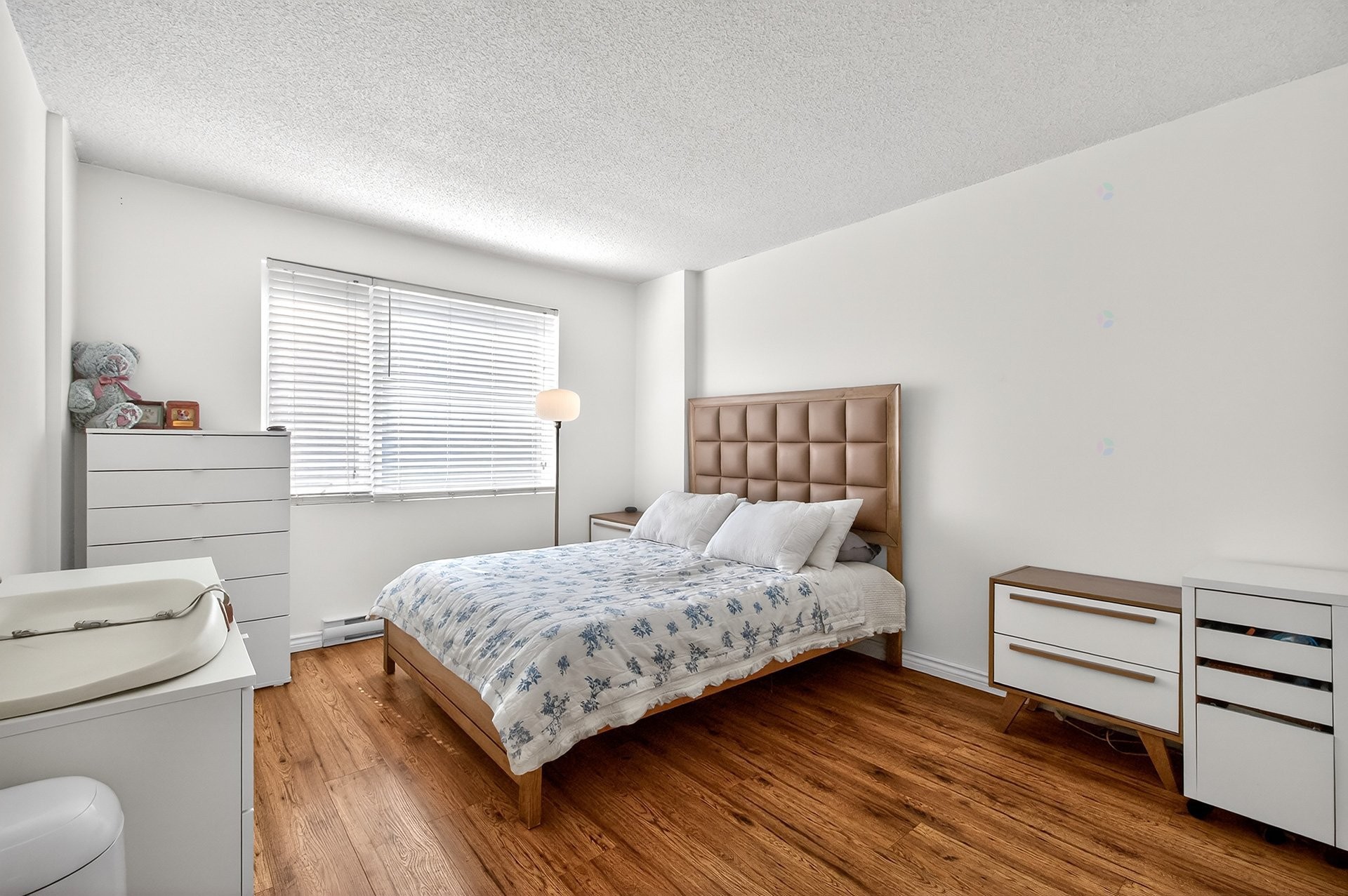 









1280


Rue St-Jacques

, 805,
Montréal (Ville-Marie),




QC
H3C0G1

