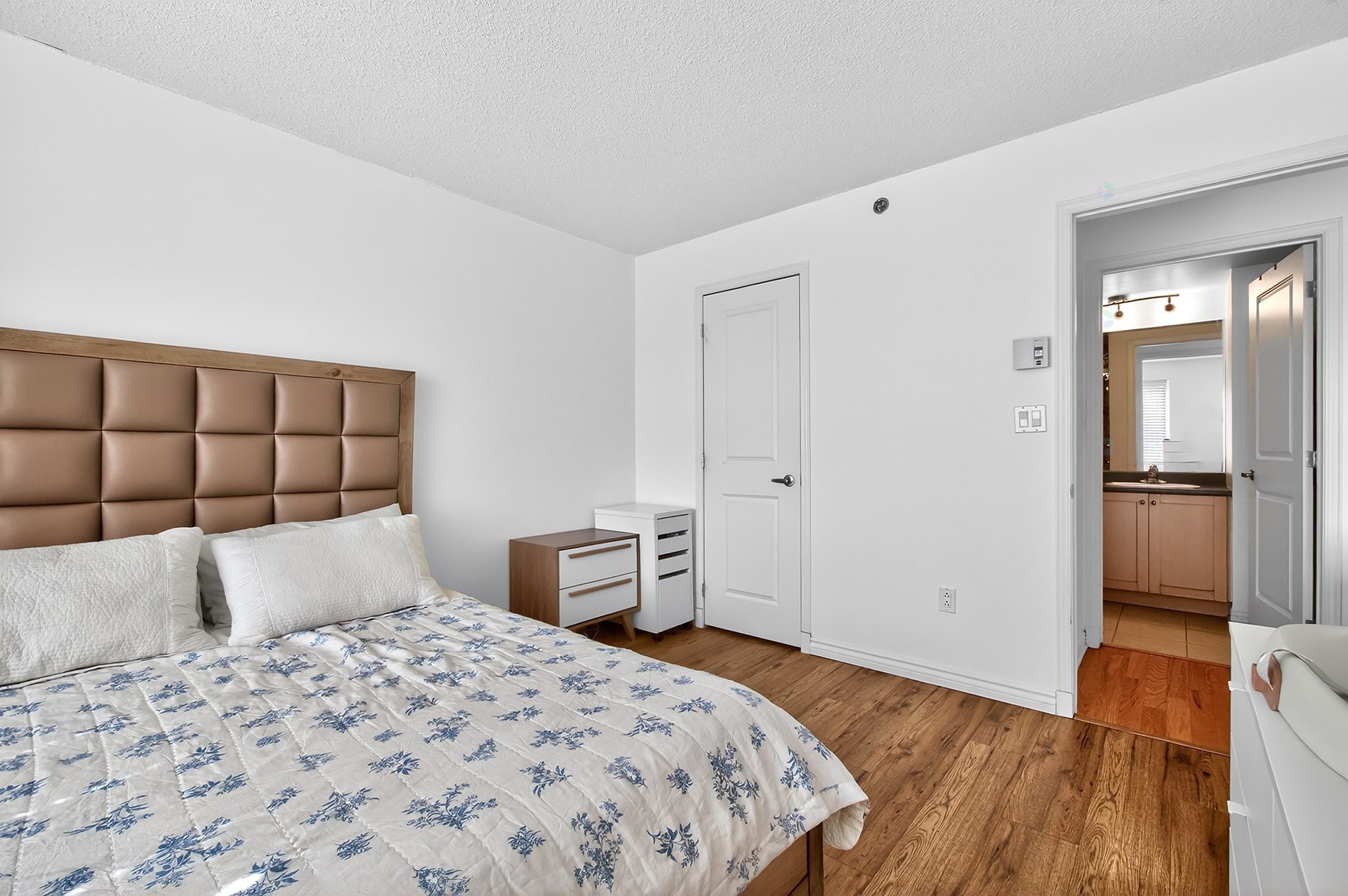 









1280


Rue St-Jacques

, 805,
Montréal (Ville-Marie),




QC
H3C0G1

