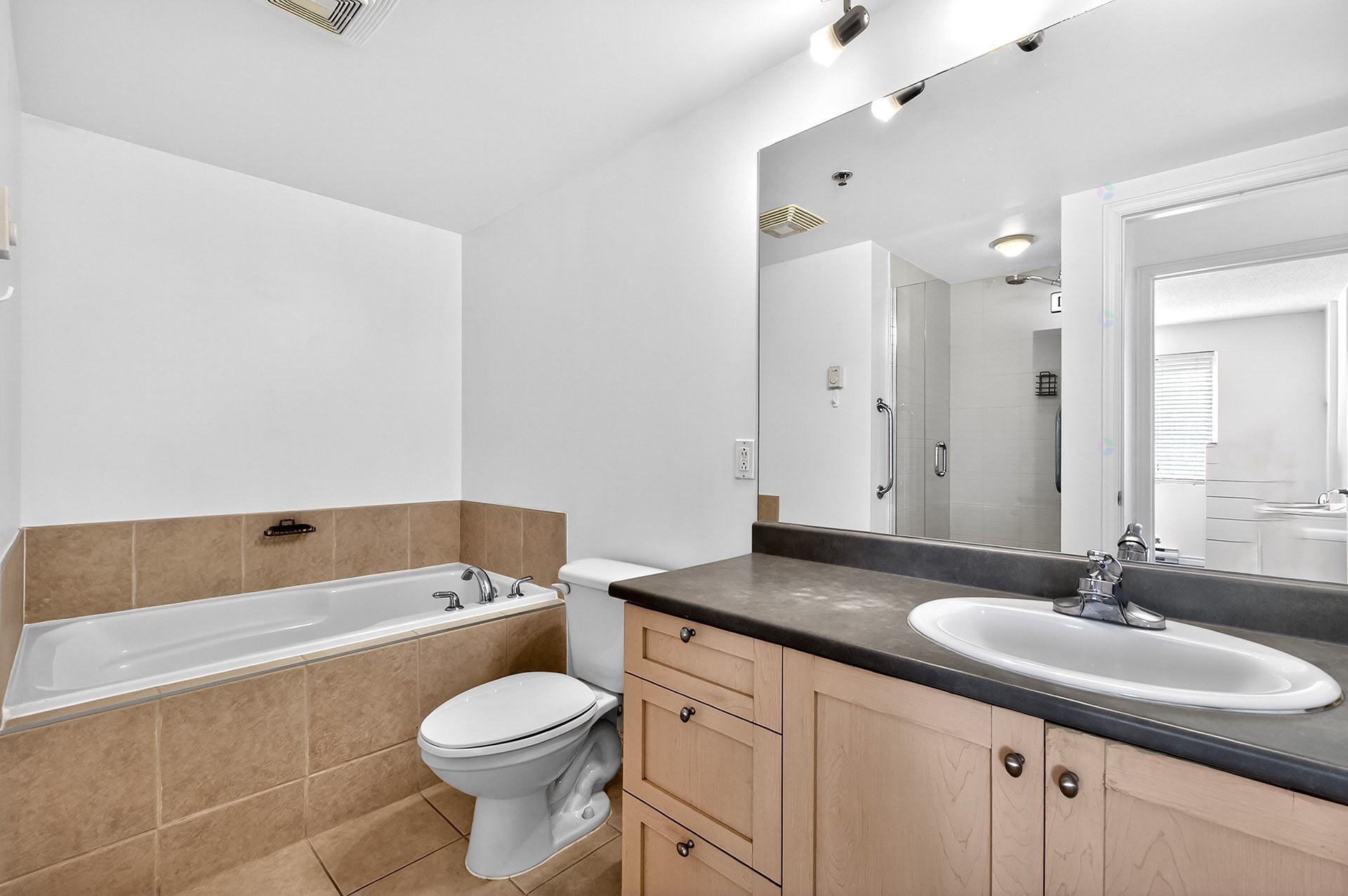 









1280


Rue St-Jacques

, 805,
Montréal (Ville-Marie),




QC
H3C0G1

