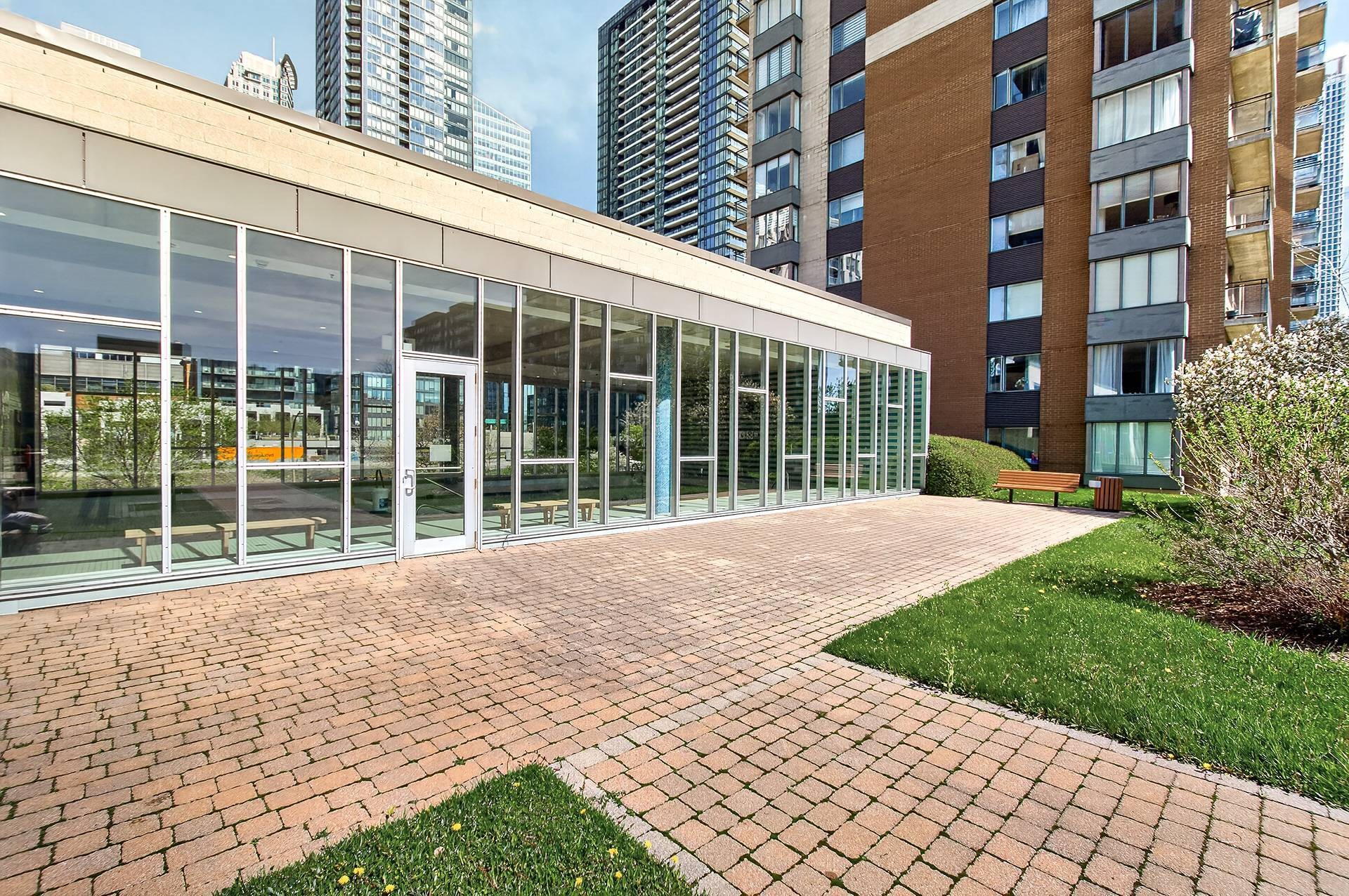 









1280


Rue St-Jacques

, 805,
Montréal (Ville-Marie),




QC
H3C0G1

