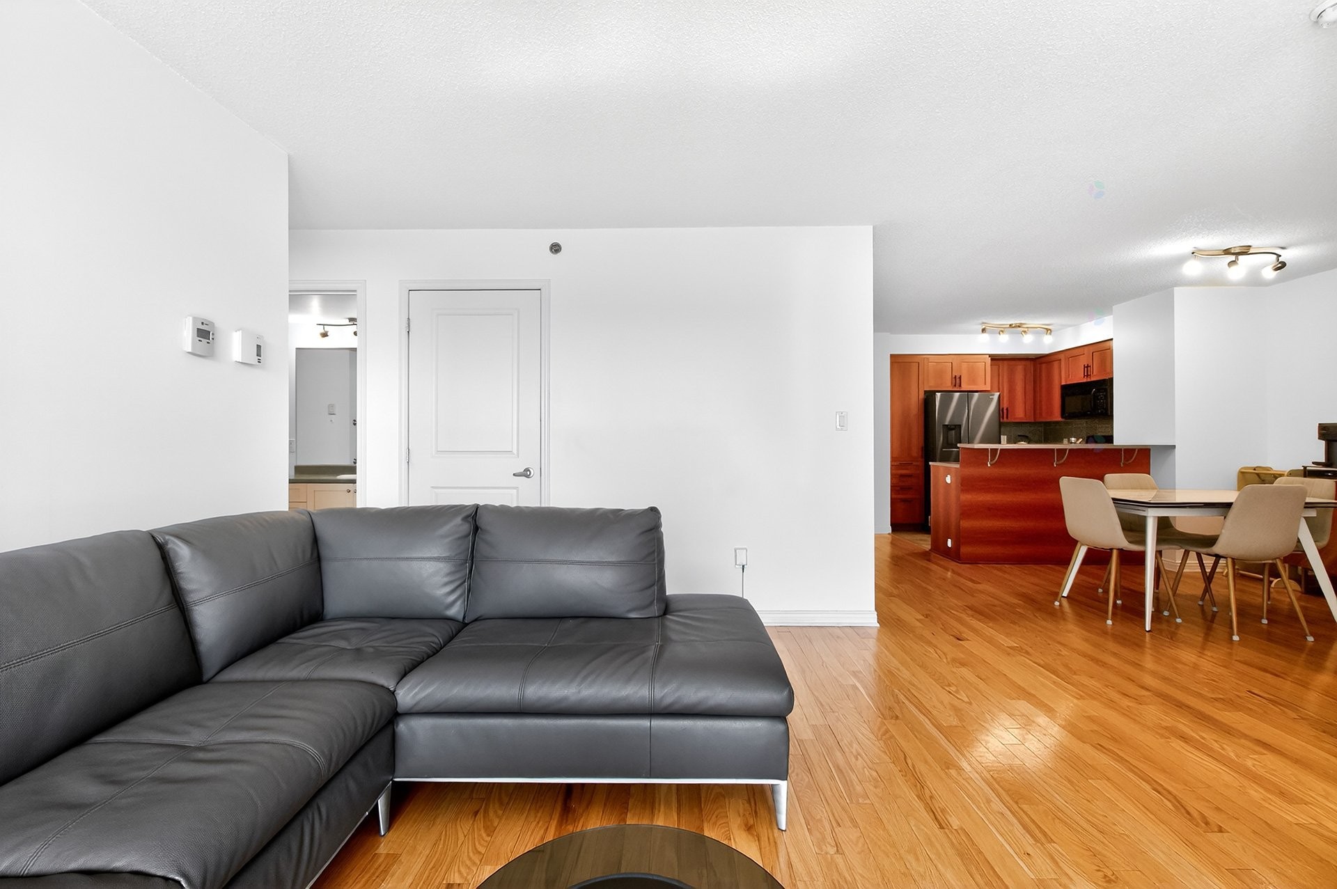 









1280


Rue St-Jacques

, 805,
Montréal (Ville-Marie),




QC
H3C0G1


