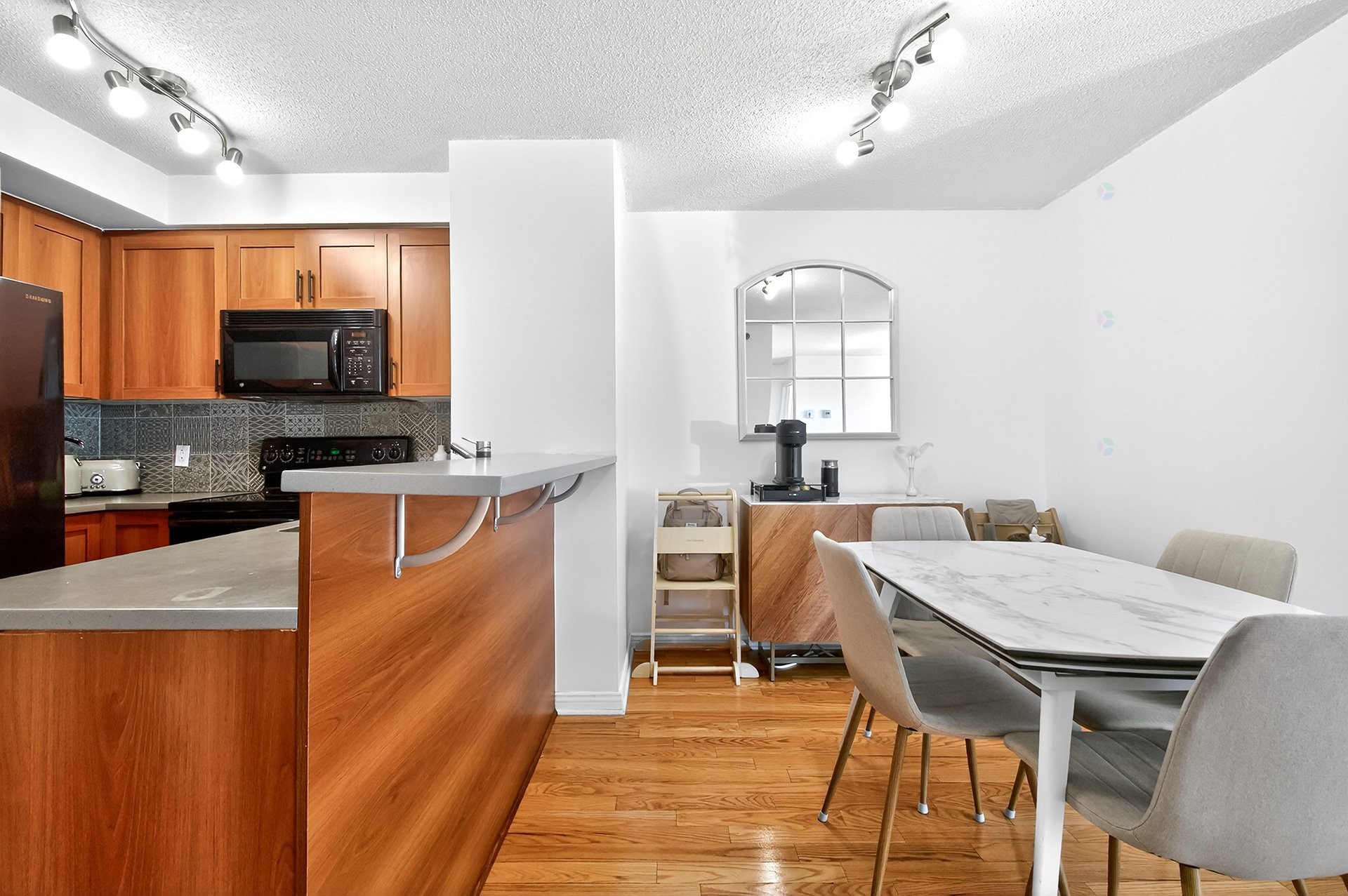 









1280


Rue St-Jacques

, 805,
Montréal (Ville-Marie),




QC
H3C0G1

