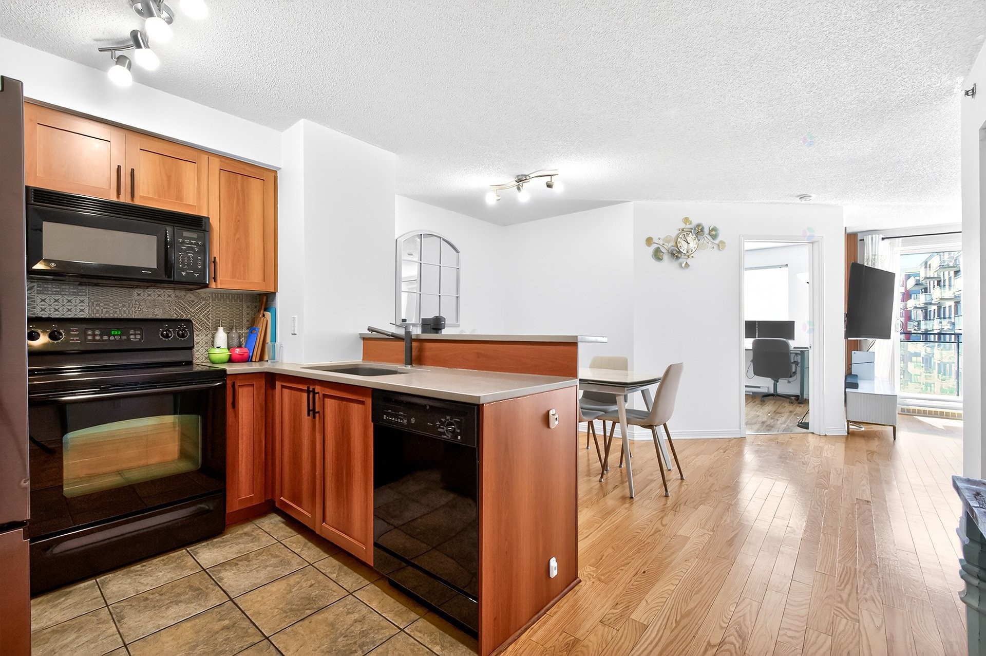 









1280


Rue St-Jacques

, 805,
Montréal (Ville-Marie),




QC
H3C0G1

