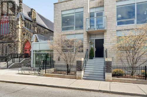 Multi-level 3 Bedroom END Unit Condo Townhome