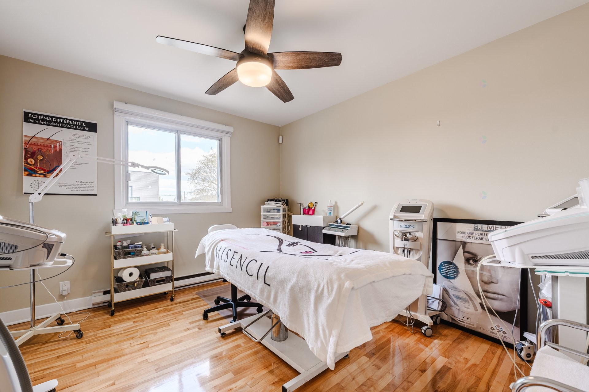 









2175


Rue Tremblay

,
Longueuil (Saint-Hubert),




QC
J3Y4B8

