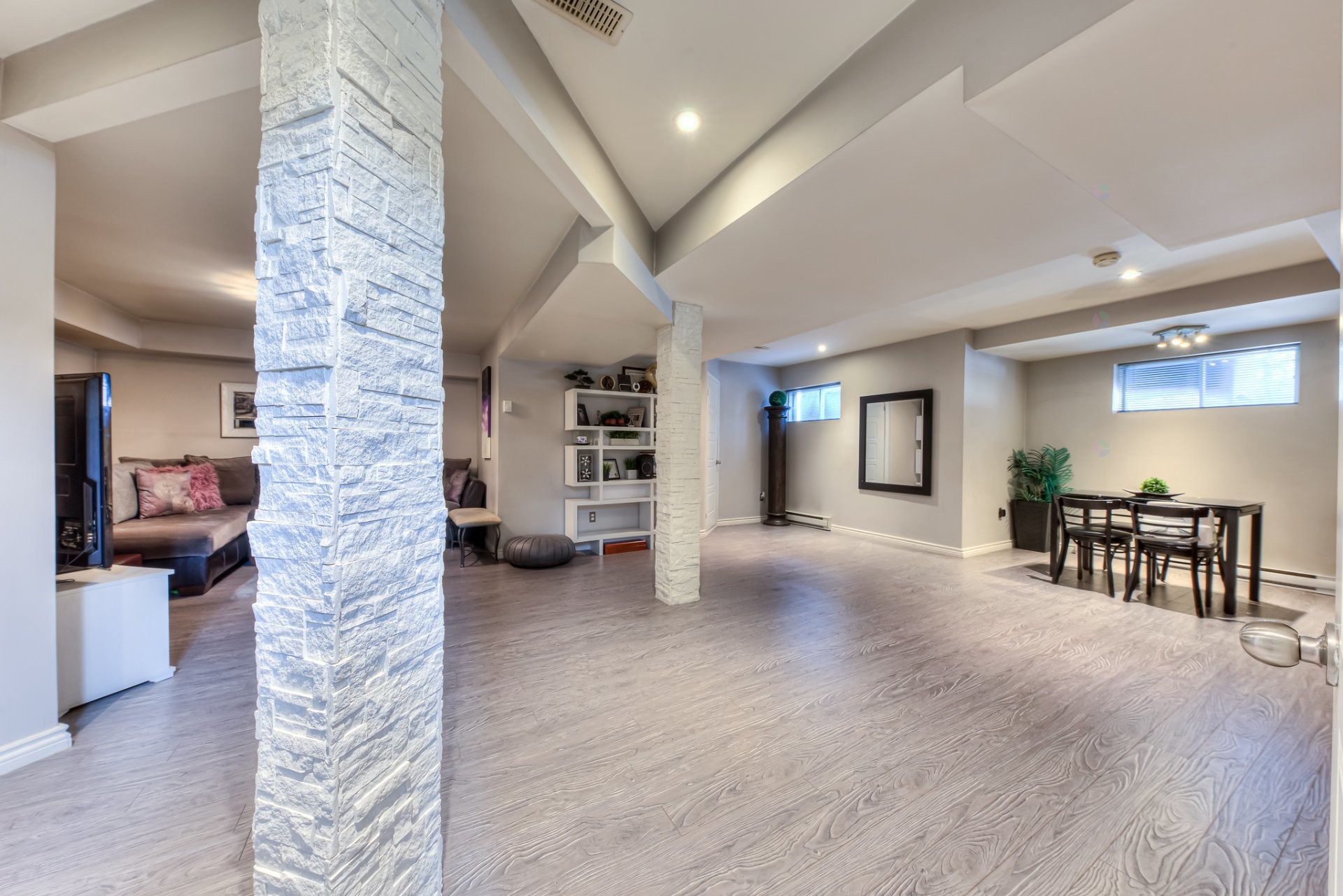 









1635


Rue Delage

,
Boisbriand,




QC
J7G3A9

