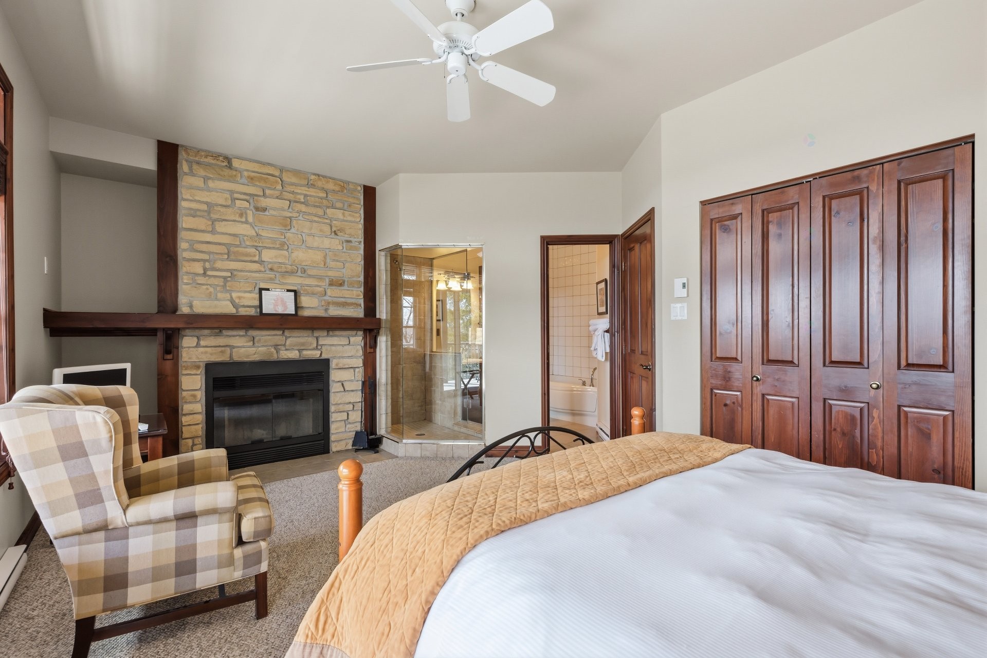









300


Rue du Mont-Plaisant

, 4,
Mont-Tremblant,




QC
J8E1L2

