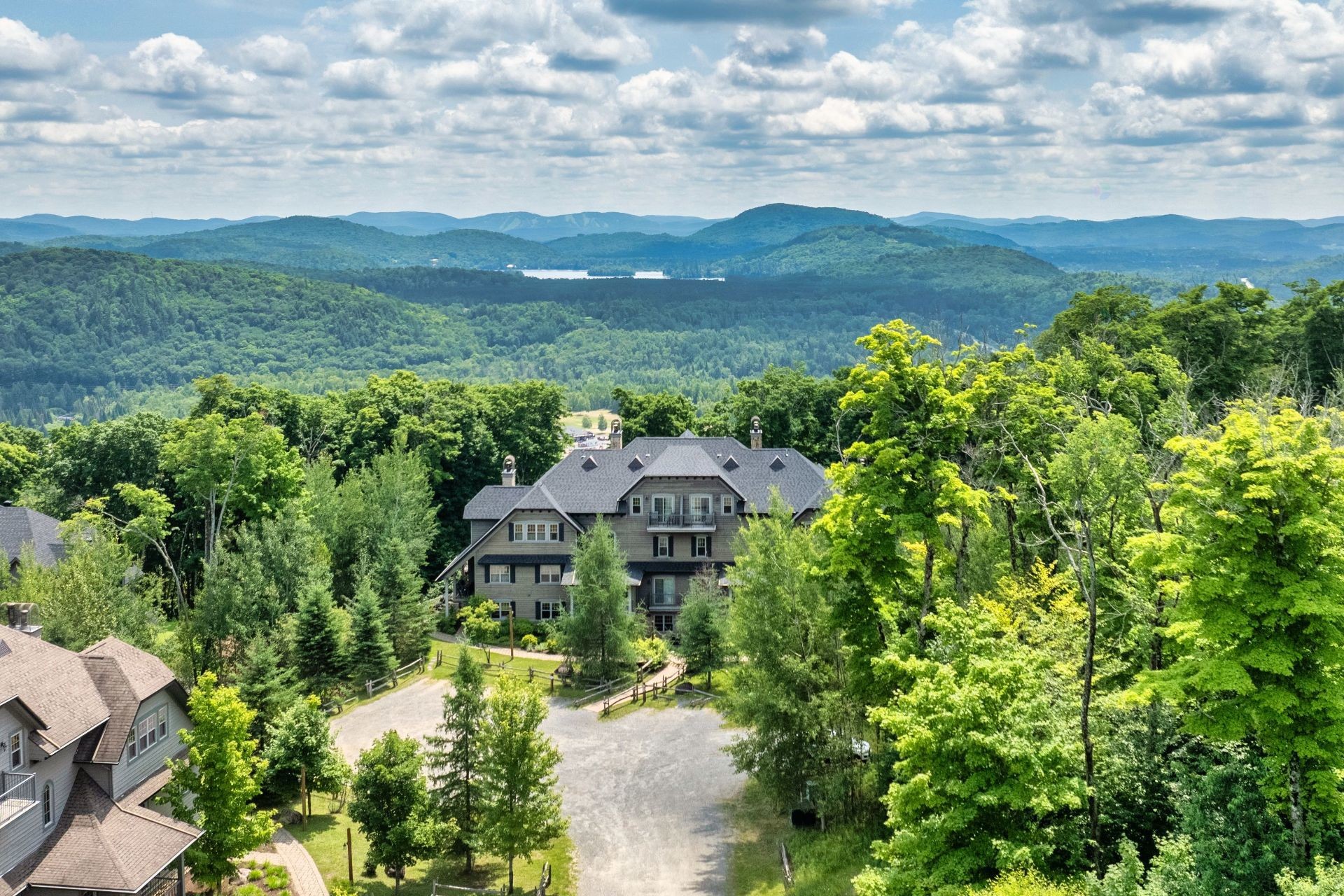 









300


Rue du Mont-Plaisant

, 4,
Mont-Tremblant,




QC
J8E1L2

