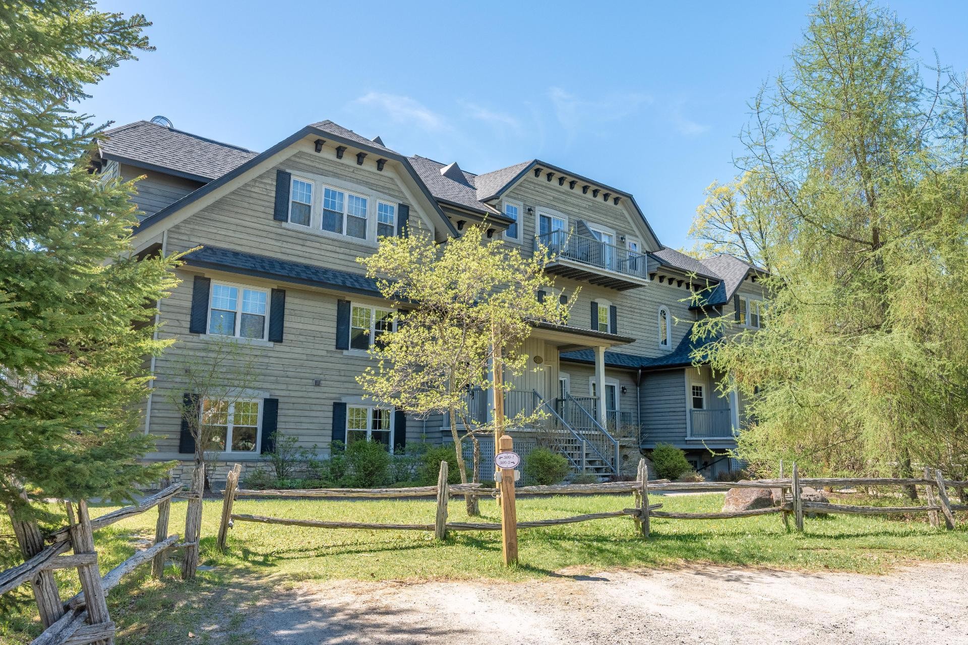 









300


Rue du Mont-Plaisant

, 4,
Mont-Tremblant,




QC
J8E1L2

